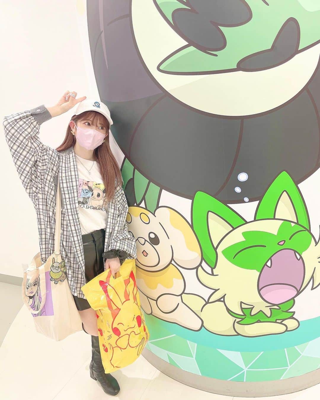 武藤小麟のインスタグラム：「. ポケモンセンター札幌いってきました！⚡️  アローラロコンがいて 北海道だ〜！ってわくわくしたぁ🦊🩵  パピモッチとニャオハともパシャリ📷 わんちゃんねこちゃん…？🤭💭  #おりんとポケモン #pokemon #pokémon #ポケモンセンター #札幌 #北海道  #ポケモン #パピモッチ #ニャオハ #ピカチュウ #メッソン #アローラロコン」