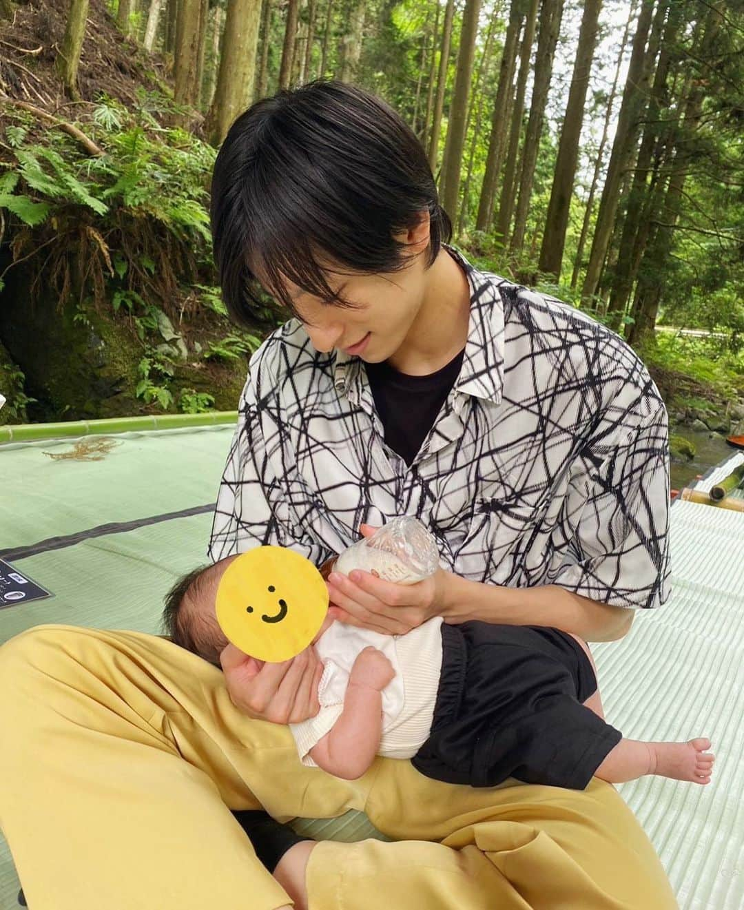 岡田翔大郎のインスタグラム：「. 先日、超絶可愛い子に会いに京都に帰省👶  今回が初対面で会うまで緊張気味だったんですけど、 もう本当に見れば見るほど可愛い…… うちの甥っ子がこの世で1番可愛いんじゃないかって。いや絶対そうだ。 またすぐに会いに行かないと！！ . . . この写真の裏では 👩「叔父さんぎこちないで！！」 と母親に言われてました(笑)」