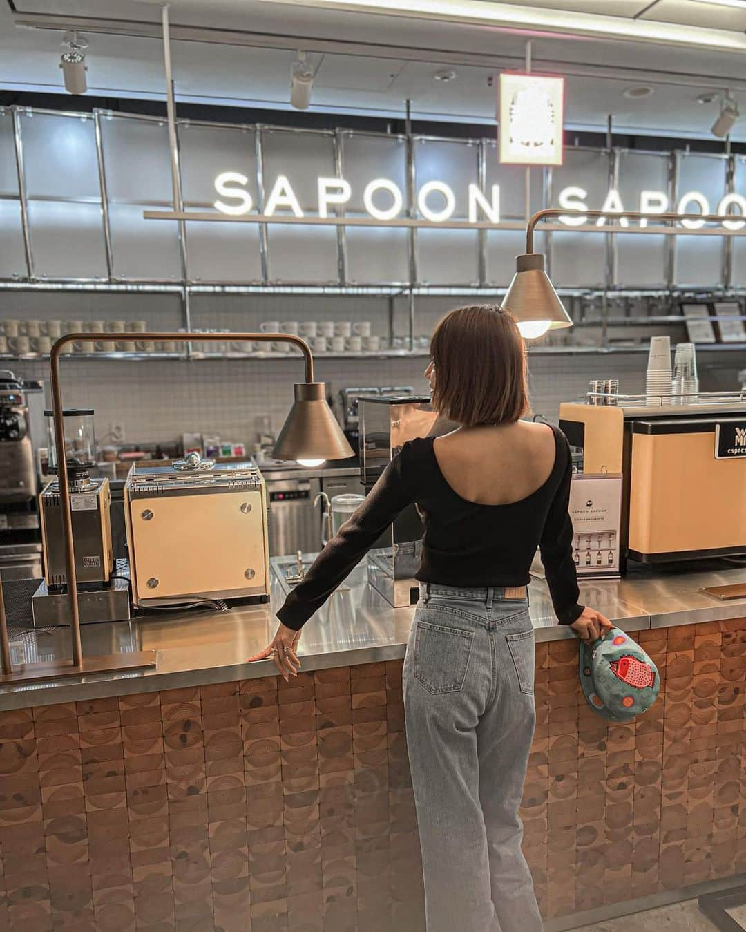 紺谷みえこさんのインスタグラム写真 - (紺谷みえこInstagram)「江南にある健康志向カフェ 「CAFE SAPOON SAPOON」。 人気メニューは高麗人参とカプチーノをアレンジした 「ジンセンチーノ」。紅参(ホンサム)の６年根を使い、 １杯で１日に必要な高麗人参エキスを摂取できるの🥕 　  #韓国　#カフェ #高麗人参　#旅行　#ファッション　#モデル　#韓国すきなひとと繋がりたい  #美容　#korea  #travel  #fashion  #style  #helthy  #cafe #model #eimyistoire #louisvuitton #vlog」6月25日 20時58分 - mieko113081