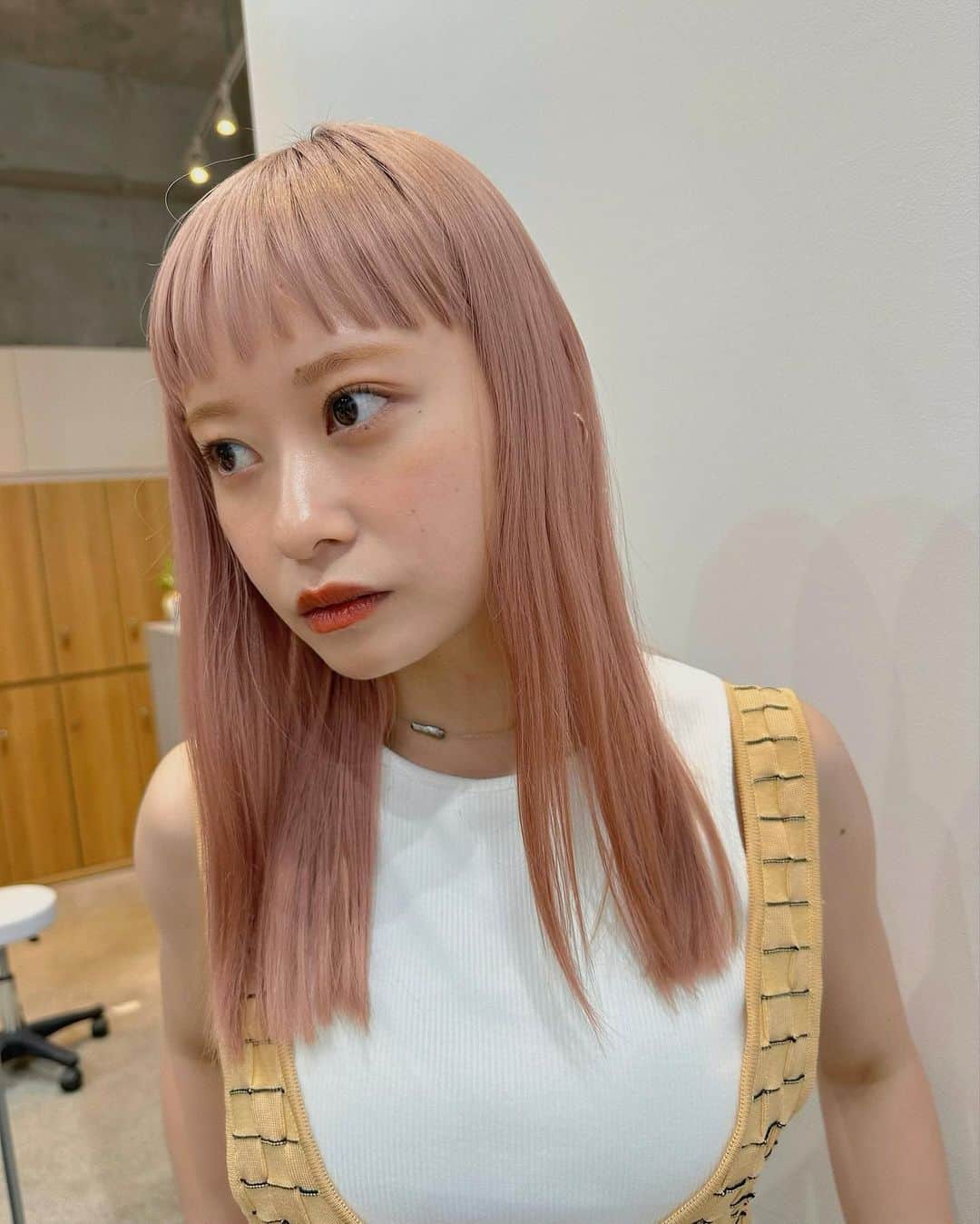 Momoのインスタグラム：「. ハイトーンピンクベージュ♡♡ . ブリーチ必須です⚠︎ . .  . ✔️画像を保存してカウンセリングの 時にみせてください♡♡ .  イメージを変えたいけど短くするのも ブリーチをするのも勇気がいる🥺 . そんな方にも幅広くその方にあった提案 をさせて頂き一緒におしゃれを楽しみましょう♡ . ブリーチカラーは【ケアブリーチ】を 推奨しております♡ . ケアブリーチは従来よりも髪の毛への ダメージが94%cutされます！ . ブリーチなしのダブルカラーも 提案させて頂きますのでぜひご相談ください♡ . 12／3から 新店舗　GARD/ëN (ガーデン／エン) がopen♡♡ . 場所は表参道♡♡ 新しいこだわりのつまったお店で ぜひお会いできるのを楽しみに お待ちしております♡♡ . . ご予約はTOPからご予約サイト に飛べます✈︎♡(料金もそちらを参考に) . ご新規様も喜んでお待ちしております♡ . お電話.DMからも受け付けております♡ (DMは返信が遅くなる可能性が ございますのでそちらご了承下さい🙇‍♀️)  . .  〒150-0001 東京都渋谷区神宮前5-39-2 2F . TEL☎︎ 03-6712-5995 . 表参道駅から徒歩5分🚶🏼‍♀️(A1出口) ( 銀座線/千代田線/半蔵門線 ) . . 月 定休日 火・水　11:00〜20:00 木・金　12:00〜20:30 土　10:00〜19:00 日　10:00〜19:00 祝　10:00〜19:00 . . ぜひ、ご予約お待ちしてます♡♡ . codeアカウントはこちら   @__cd.momo____________ ♡ . ぜひフォローしてください♡ .」