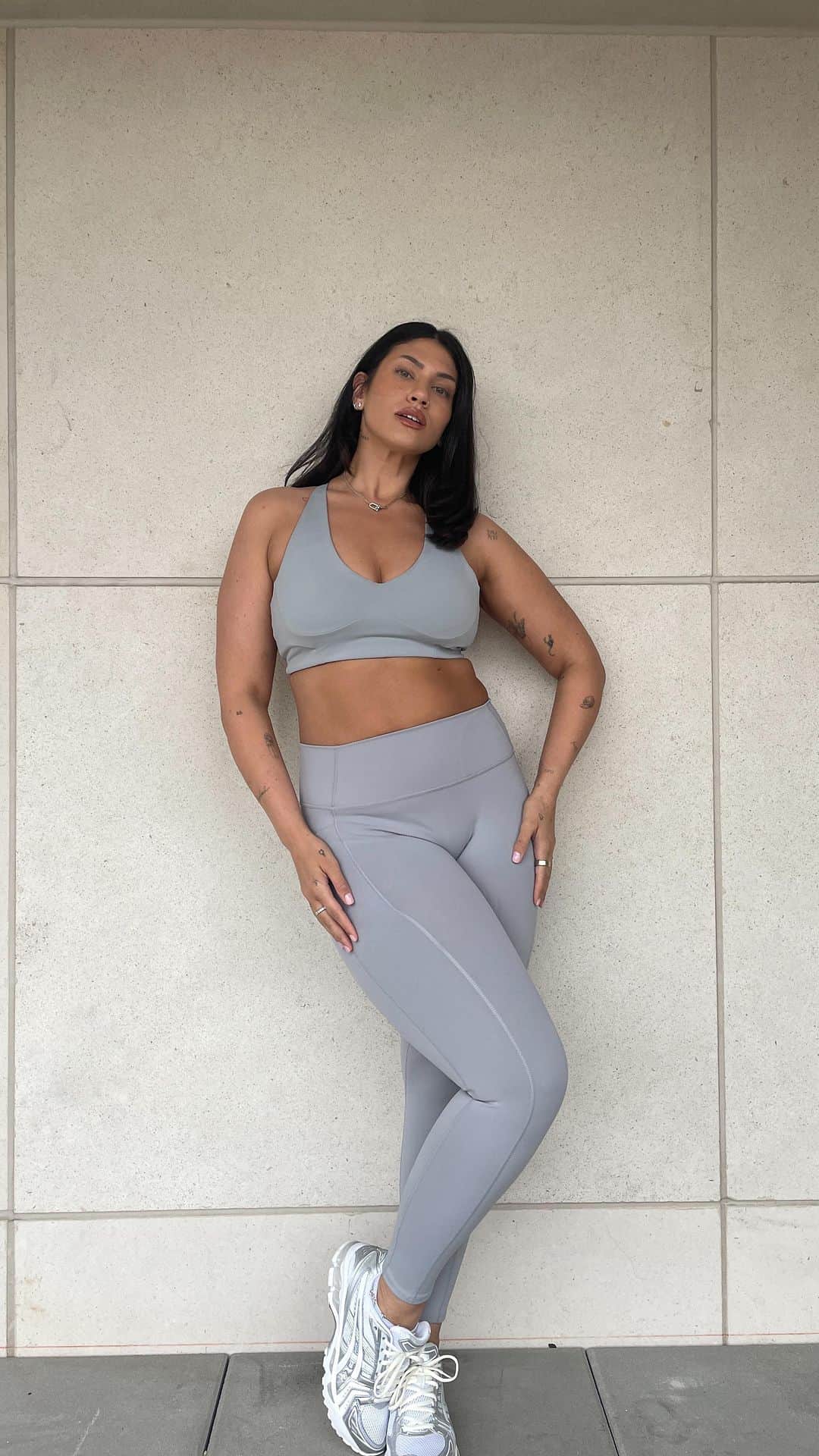 La'Tecia Thomasのインスタグラム：「🥵 gal walk in the newest @csb drop! Love the cool tone! 🥶❄️」