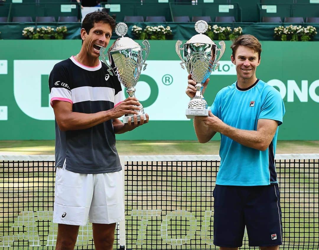 マルセロ・メロのインスタグラム：「Vaaaaamos ! Muito feliz com o título aqui no ATP500 de Halle!! Agradeço todos q sempre estão me apoiando e dando força desde a minha equipe a minha família e amigos!!!  . Obrigado ao @johnwpeers @dmelo777 @chriszogno @danielcamaraazevedo aos meus patrocinadores @centauroesporte @bancobmg @volvocarbr @asicsbrasil @headtennis_official e a @cbtoficial !!  . . #37 and counting 🤩 . . 🇧🇷🇧🇷🇧🇷🇧🇷🇧🇷🇧🇷 . .  📸: TERRA WORTMANN OPEN/Mathias Schulz」