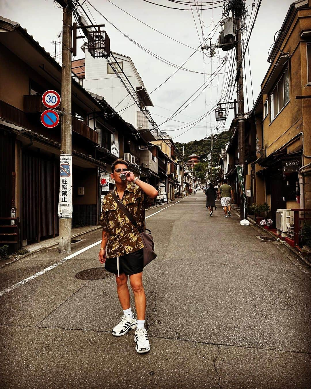 YUICHIROのインスタグラム：「⛩️🙏🇯🇵☕️」