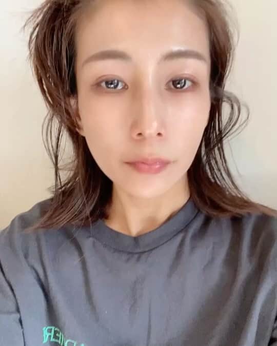 のインスタグラム：「ふと思ったことがあるんだけど  Yunthを去年の秋くらいに使い始めてから、自分でもわかるくらいに肌が綺麗になったなって。 これをストーリーに載せる時が1番DMとかで反応くるし、肌綺麗っていってもらえる。 それがこの商品の良さ、凄さを物語ってるよね✨  個包装で常に新鮮な、夏におすすめのビタミンCを使える事は言わずもがな。  Yunthは水不使用で『美容成分100%』みたい！ アルコール、香料、着色料などもフリーで、低刺激にこだわって作られてるんだって！ めちゃくちゃいい💕  購入は　@ayaya315 のハイライトから！  医薬部外品のYunth生ビタミンC美白美容液が今なら、 定期初回限定で『リンクル美白UVジェル』『美白シートマスク（1枚）』のセットがお得に買えるよ！  UVジェルは数量限定で、なくなったらおしまい。 こうゆうお得キャンペーンみたいなのはよく見るけど、ここまでお得なの中々ない！ 日焼け止めもシートマスクも美容液も使って、美肌ケアに力を入れていきましょ  #pr#家族#ルーティン#スキンケア#愛用品#愛用品紹介#yunth#ビタミンC#紫外線ケア#乾燥ケア #シミケア#ナイトルーティン#肌革命#お得#お得情報#限定セット」