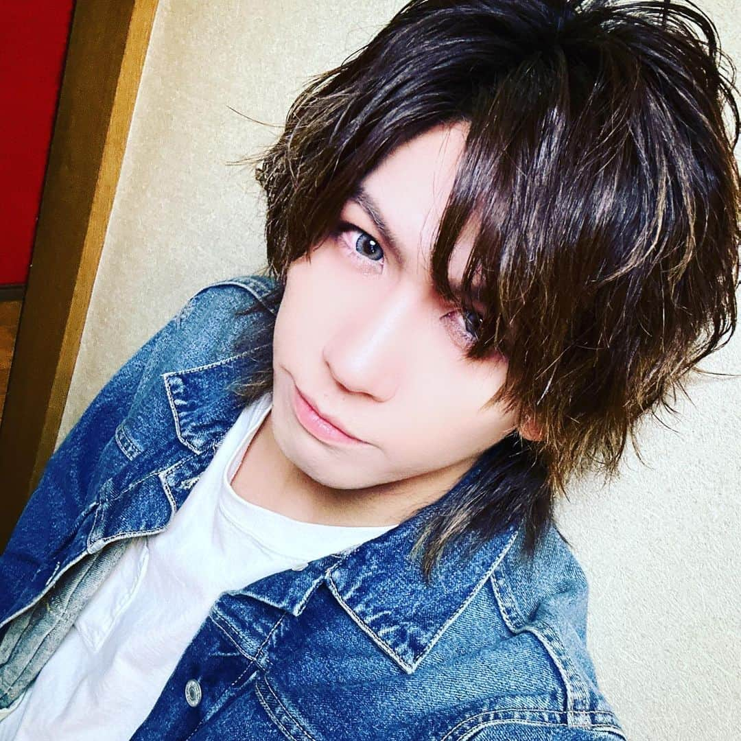 TAKUMA さんのインスタグラム写真 - (TAKUMA Instagram)「TAKUMA&宏一VIPやってきました！  本日はお客さんからの生リクエストで演奏する日でとてもハラハラしました🥹  ギルド70曲以上あるみたいなんでサプライズ形式で楽しかったです  本日のラインナップ  On your mark 単身不妊 妄想ライセンス キャンドル System Monster Miracle ハナビラ ブックマーク うたのうた ベルガモット Tell me why サクラ Departure  ベルガモットとうたのうただけ1番で旅立ってしまったが2番では帰って来れてよかった💎  7月1日も同じ企画やるんでよかったら遊びに来てね✨  それでは  ほなっち(๑^-^๑)/  #たんさん #ギルド #ベーシスト」6月25日 21時04分 - tan_tan_dayo