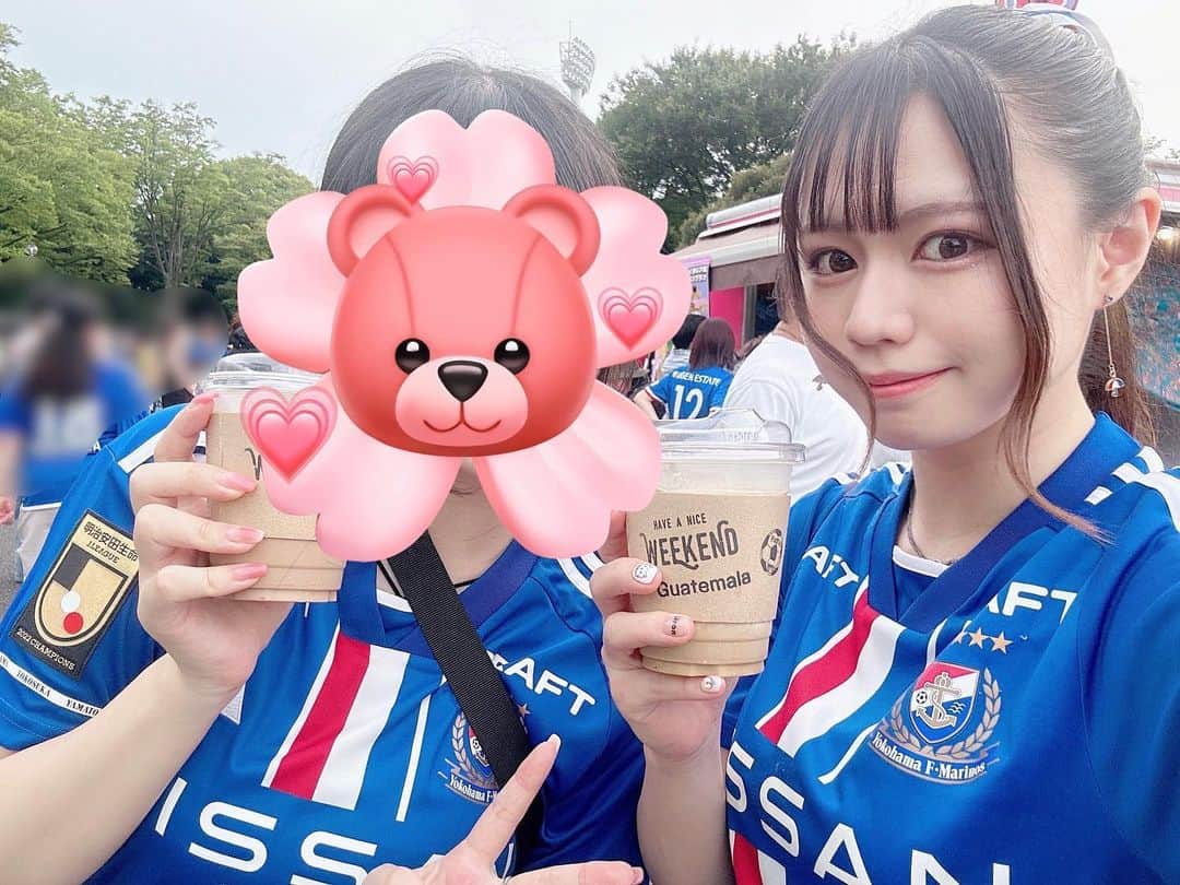 山口みらんのインスタグラム：「👭💙🤍❤️👯‍♀️  【 吉報 】  ついに！！！  やっと！！  こんな、私にも！！！  生粋のマリノス好きの”お友達”ができました👧🏻💗  だいぶ昔から、”知り合い”ではあったけれど、ここまで仲良くなれて本当に嬉しい🥺💕  サガン鳥栖戦では、席は違うけど一緒にｽﾀｸﾞﾙ並んだりしたんだよ⸜(*˙꒳˙*)⸝  彼女がおすすめのずっと、飲んでみたかった  #weekend のカフェラテ💖  彼女も最近愛犬が虹の橋を渡っていて、私達の事を2人の愛犬が見守ってくれてるよね！と話しました🐾🐶  お互い深い悲しみを負っているけれど、だからこそ分かり合える気持ちもあるなあって。  今までは、私の友人達に多少は招致する側だから「並ばせたら良くないかな？！」とか気を使ってｽﾀｸﾞﾙとかは買わない事が多かったんですが… (もちろん今後も私の友人と行く試合もある☺️✌️その子達はその子達で大切)  お互いが気兼ね無く 試合に誘って、スタグル並んで、試合後は結果について飲みながら語ったり…  行けない日はHUBで一緒に観戦したり……  おかげで、楽しさも更に、2倍になりました☺️🩷  本当に心優しくて、気遣い上手で、とっても可愛くて…  私もこの歳になって、新しい友人が出来ることなんて少ないので、本当に大切にしたいご縁です\( ˶˙˙˶)/♡  ましては、同じクラブを愛する貴重な仲間！！！  これからも、よろしくね💕︎  近々はよ飲みに行こうね🍻🩷   #fmarinos  #yokohamafmarinos  #横浜fマリノス  #マリノス  #マリノスサポーター  #トリコロール  #サッカー  #サッカー女子  #ユニフォーム女子  #jリーグ  #jリーグ女子  #横浜  #yokohama  #サッカー友達」