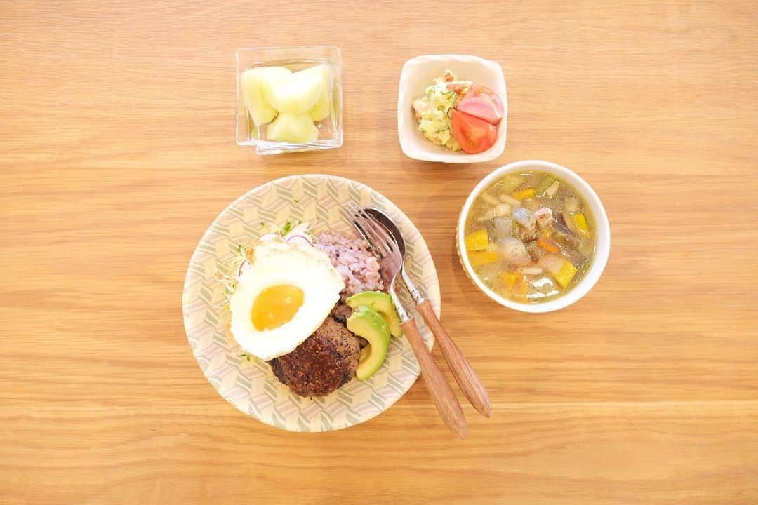 木村文乃 さんのインスタグラム写真 - (木村文乃 Instagram)「*** 今日のごはんでした。  雑穀米ロコモコ たっぷり刻み野菜のスープ ポテトサラダ、トマト メロン  最近気付いたんですけどね ハンバーグが結構好きみたいです。」6月25日 21時04分 - fuminokimura_official