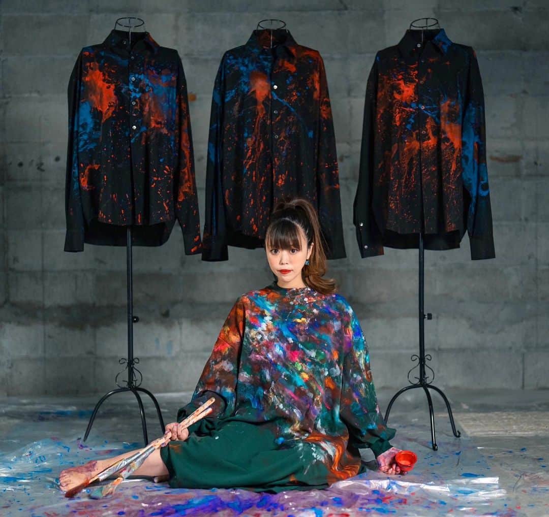 のインスタグラム：「Integration of Challenge and Creation: Astonishing Moment Woven by Taiko and Painting  Here lies the moment where challenge and creation intersect. The painter boldly splatters red and blue paint onto three black shirts, guided by the rhythm of the taiko drums. The intense movements and abstract designs resemble a dance between the souls of sound and color. The completed shirts are planned to be worn by taiko drummers as costumes during live performances. Through this video, experience the moment where the soul of taiko and the power of painting intertwine.  Photo by @hikaru.studio9 　 ＝＝＝＝＝＝＝＝＝＝＝＝＝＝＝＝＝＝＝ #art #artist #artistsoninstagram #artoftheday #artwork  #painting #drawing #acrylicpainting  #womanartist #abstract #abstractart #artprocess #artofinstagram #portrait #performingarts #artistoninstagram #acrylic #artistsupport  #woman_artist_gallery #WadaikoPerformers #performingaarts #ArtisticCostumes #和太鼓 #中田勝平 #生越寛康 #加藤秀明」