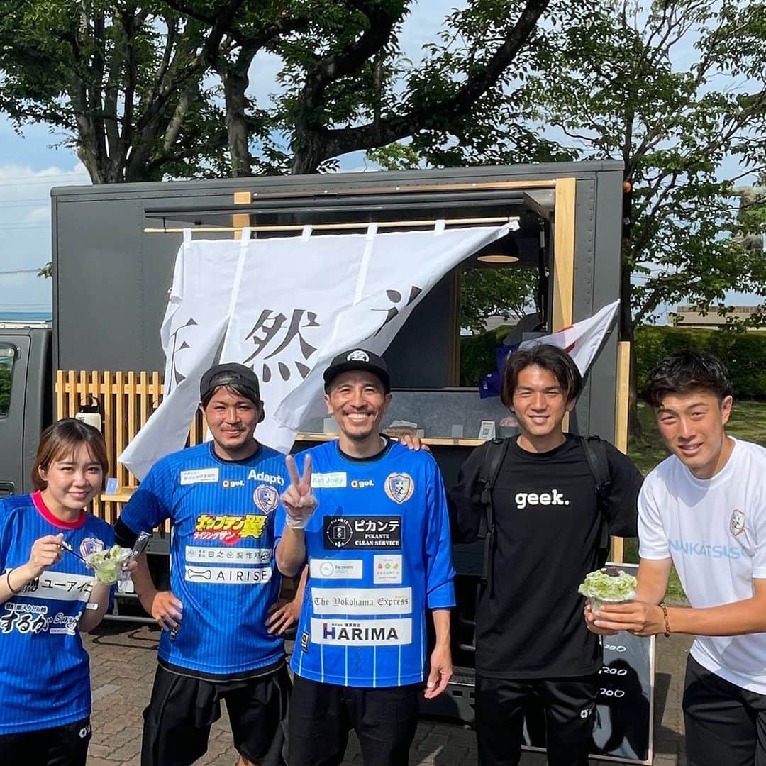 小椋祥平のインスタグラム：「. 久しぶりの仲間達⚽️  キッチンカーは大変だったけど、楽しかった😁  匠がプレーしているのを見たかったけど、また次回の楽しみにとっとく👍  他にも現役時代に対戦した選手やチームメイトが南葛に在籍してて、まだみんな現役で頑張ってるから俺も頑張らないと🔥  あと南葛SCのアットホームな雰囲気好きだわー😍  #小椋祥平  #下平匠  #岡田翔平  #南葛sc」