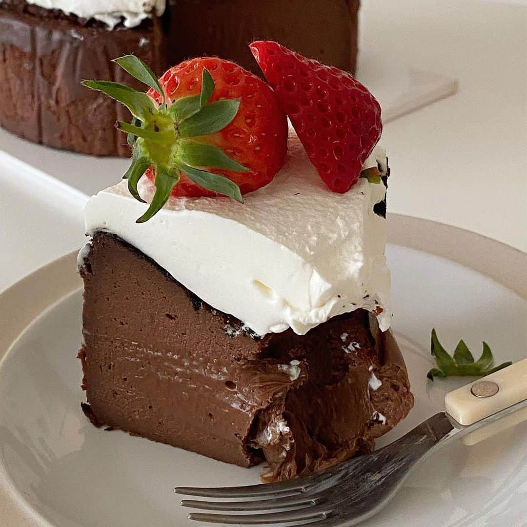 R i R y (リリー)さんのインスタグラム写真 - (R i R y (リリー)Instagram)「『いちごたっぷり🍓チョコバスクチーズケーキのレシピ🎂』  可愛くて美味しい、チョコレートバスクチーズケーキの作り方をご紹介🤎 ぜひおうちカフェの参考にしてみてね✨  ✴︎---------------✴︎---------------✴︎  ▶▶掲載する写真を募集中📸 カワイイ写真が撮れたら、@velle.jp をタグ付けするか、ハッシュタグ #velle_jp をつけて投稿してみてね✨ velle編集部と一緒にカワイイで溢れるvelleを創っていこう😚  ✴︎---------------✴︎---------------✴︎  #おうちカフェ #カフェ好きな人と繋がりたい #手作りお菓子 #お菓子作り記録 #ホームカフェ #バスクチーズケーキ #チーズケーキ #チーズケーキレシピ #チョコレートケーキ」6月26日 18時00分 - velle.jp