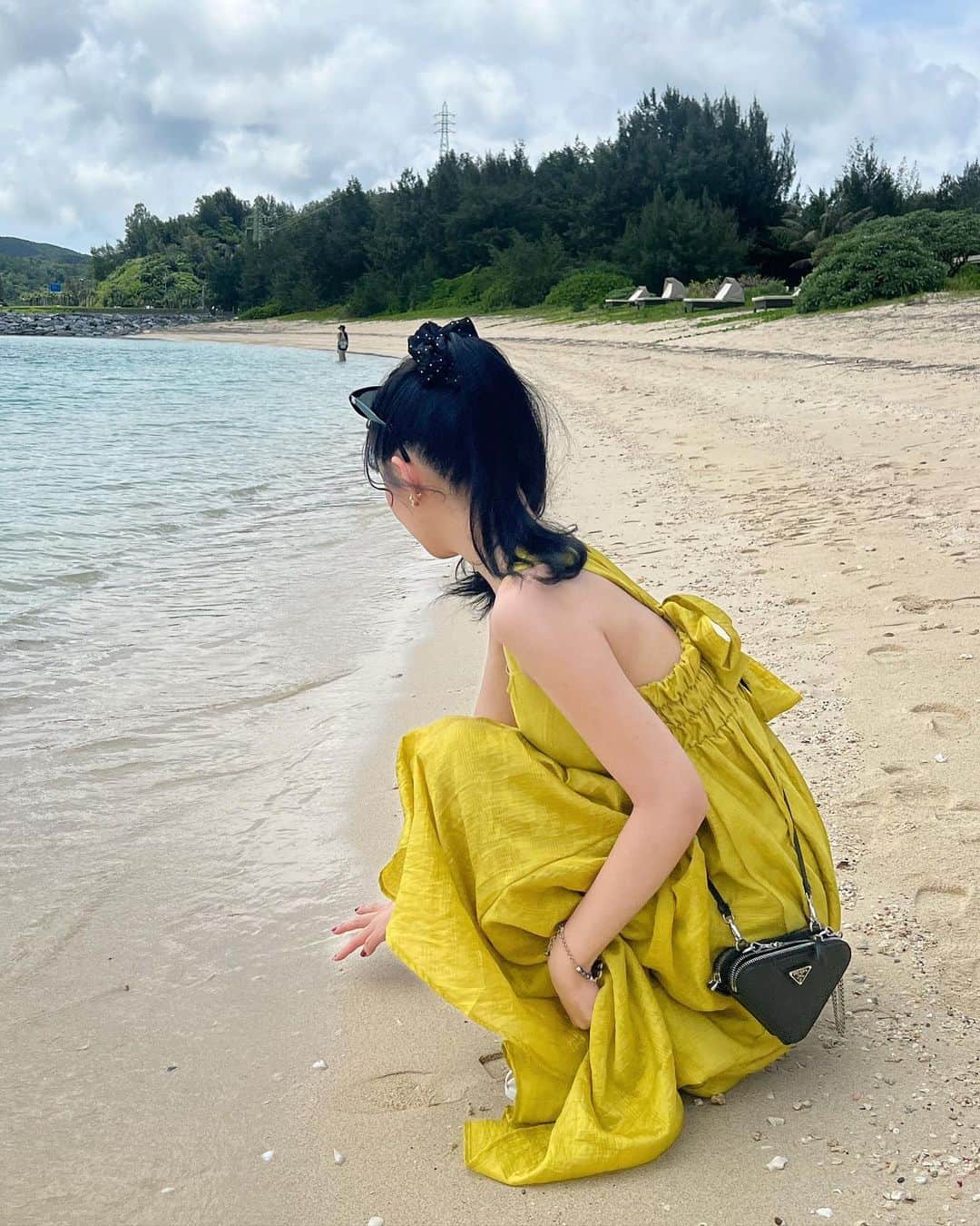 えみ姉さんのインスタグラム写真 - (えみ姉Instagram)「ㅤ 常夏女 @kar_insta_gram の作った最高にかわいい @pinue_official のワンピ着てった♡♡♡ ㅤ ワンピ可愛くてテンションあがりました🌺 ㅤ ㅤ イエローに黒小物合わせるのが好き！ ブラウンは滅多に身につけません。私は黒🐦‍⬛笑 ㅤ ㅤㅤ #沖縄 #沖縄旅行 #pinue」6月25日 21時17分 - emk_oooo