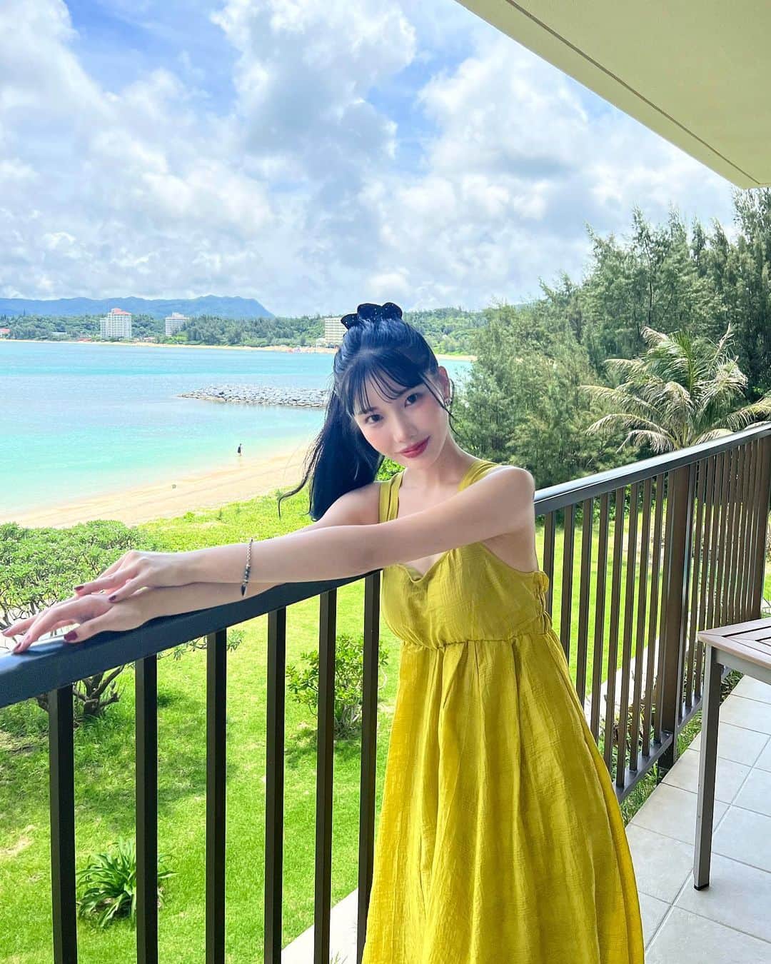 えみ姉さんのインスタグラム写真 - (えみ姉Instagram)「ㅤ 常夏女 @kar_insta_gram の作った最高にかわいい @pinue_official のワンピ着てった♡♡♡ ㅤ ワンピ可愛くてテンションあがりました🌺 ㅤ ㅤ イエローに黒小物合わせるのが好き！ ブラウンは滅多に身につけません。私は黒🐦‍⬛笑 ㅤ ㅤㅤ #沖縄 #沖縄旅行 #pinue」6月25日 21時17分 - emk_oooo