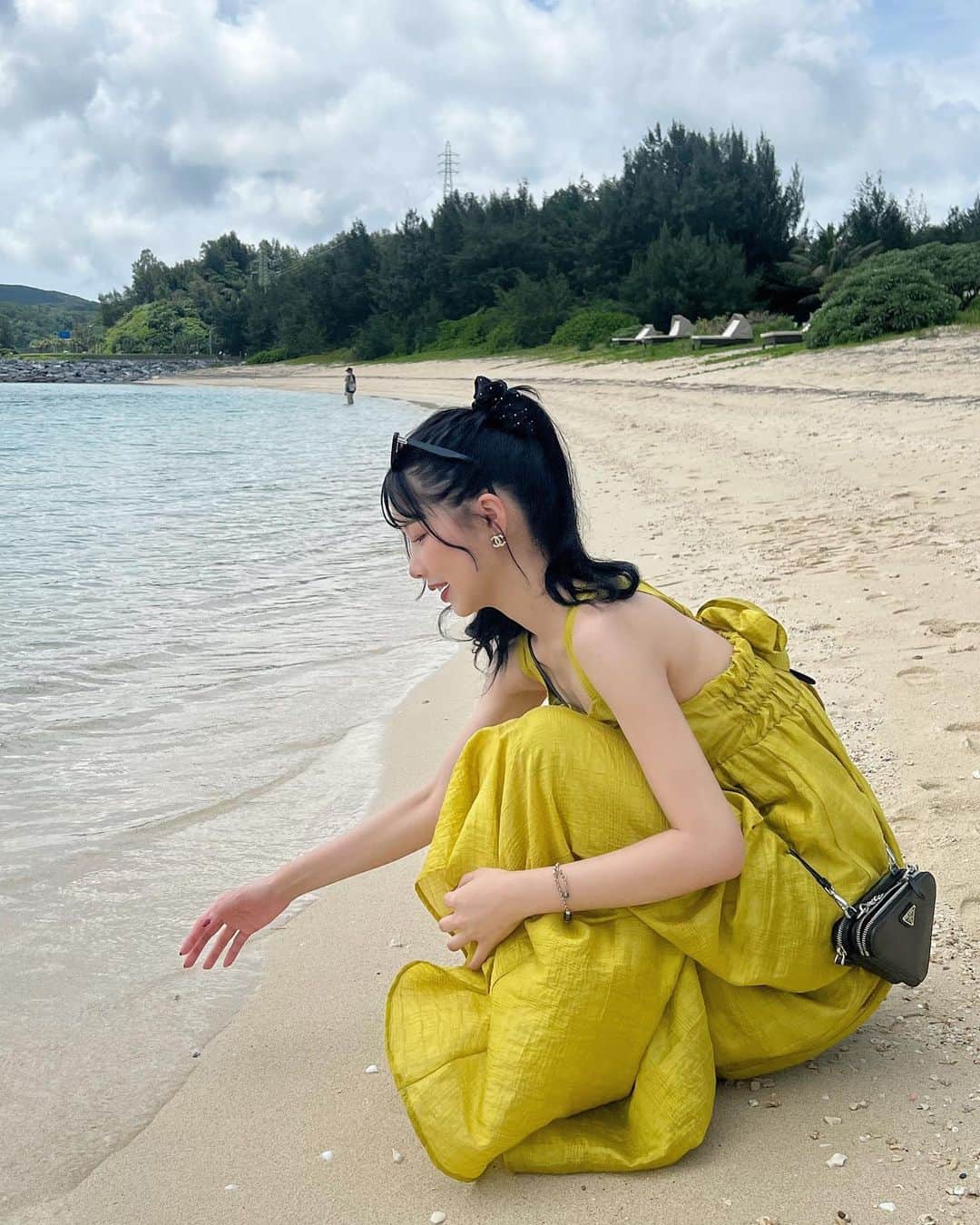 えみ姉さんのインスタグラム写真 - (えみ姉Instagram)「ㅤ 常夏女 @kar_insta_gram の作った最高にかわいい @pinue_official のワンピ着てった♡♡♡ ㅤ ワンピ可愛くてテンションあがりました🌺 ㅤ ㅤ イエローに黒小物合わせるのが好き！ ブラウンは滅多に身につけません。私は黒🐦‍⬛笑 ㅤ ㅤㅤ #沖縄 #沖縄旅行 #pinue」6月25日 21時17分 - emk_oooo