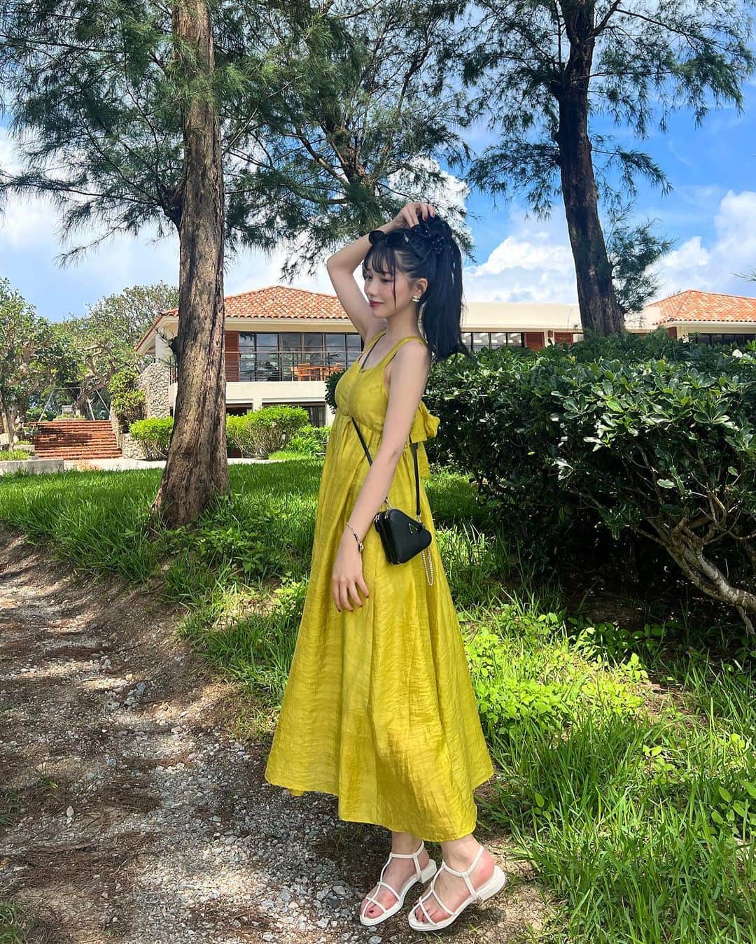 えみ姉さんのインスタグラム写真 - (えみ姉Instagram)「ㅤ 常夏女 @kar_insta_gram の作った最高にかわいい @pinue_official のワンピ着てった♡♡♡ ㅤ ワンピ可愛くてテンションあがりました🌺 ㅤ ㅤ イエローに黒小物合わせるのが好き！ ブラウンは滅多に身につけません。私は黒🐦‍⬛笑 ㅤ ㅤㅤ #沖縄 #沖縄旅行 #pinue」6月25日 21時17分 - emk_oooo