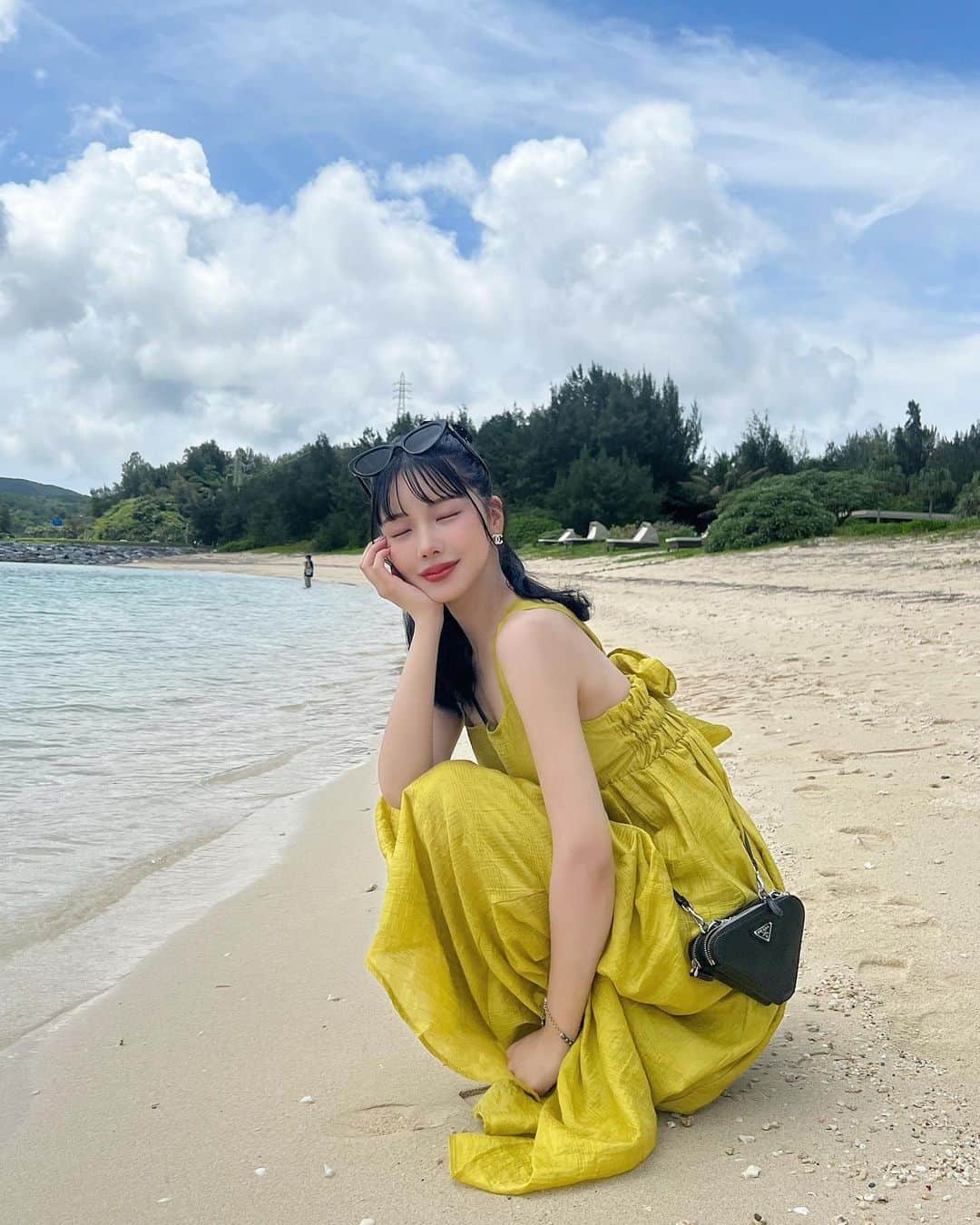 えみ姉さんのインスタグラム写真 - (えみ姉Instagram)「ㅤ 常夏女 @kar_insta_gram の作った最高にかわいい @pinue_official のワンピ着てった♡♡♡ ㅤ ワンピ可愛くてテンションあがりました🌺 ㅤ ㅤ イエローに黒小物合わせるのが好き！ ブラウンは滅多に身につけません。私は黒🐦‍⬛笑 ㅤ ㅤㅤ #沖縄 #沖縄旅行 #pinue」6月25日 21時17分 - emk_oooo