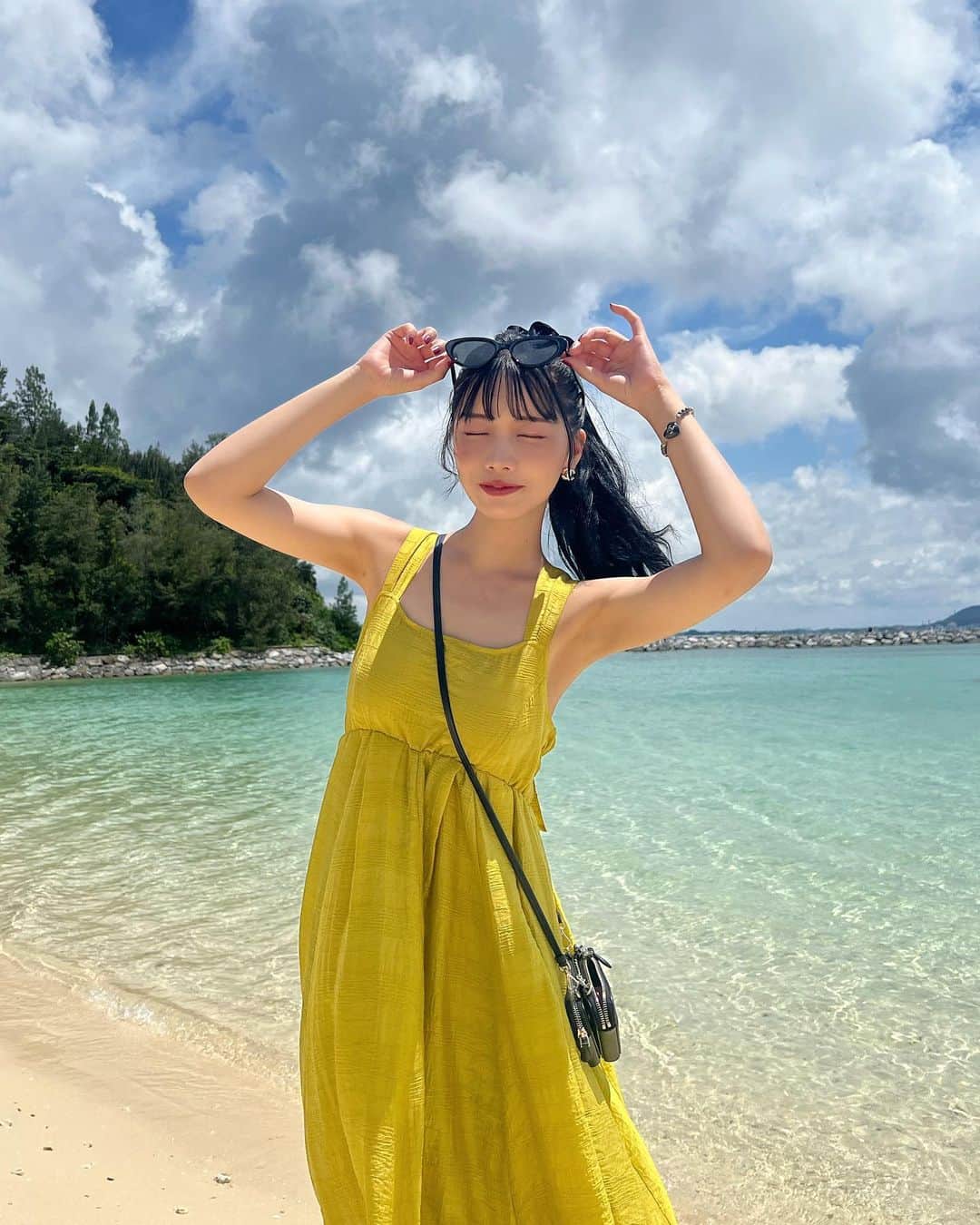 えみ姉さんのインスタグラム写真 - (えみ姉Instagram)「ㅤ 常夏女 @kar_insta_gram の作った最高にかわいい @pinue_official のワンピ着てった♡♡♡ ㅤ ワンピ可愛くてテンションあがりました🌺 ㅤ ㅤ イエローに黒小物合わせるのが好き！ ブラウンは滅多に身につけません。私は黒🐦‍⬛笑 ㅤ ㅤㅤ #沖縄 #沖縄旅行 #pinue」6月25日 21時17分 - emk_oooo