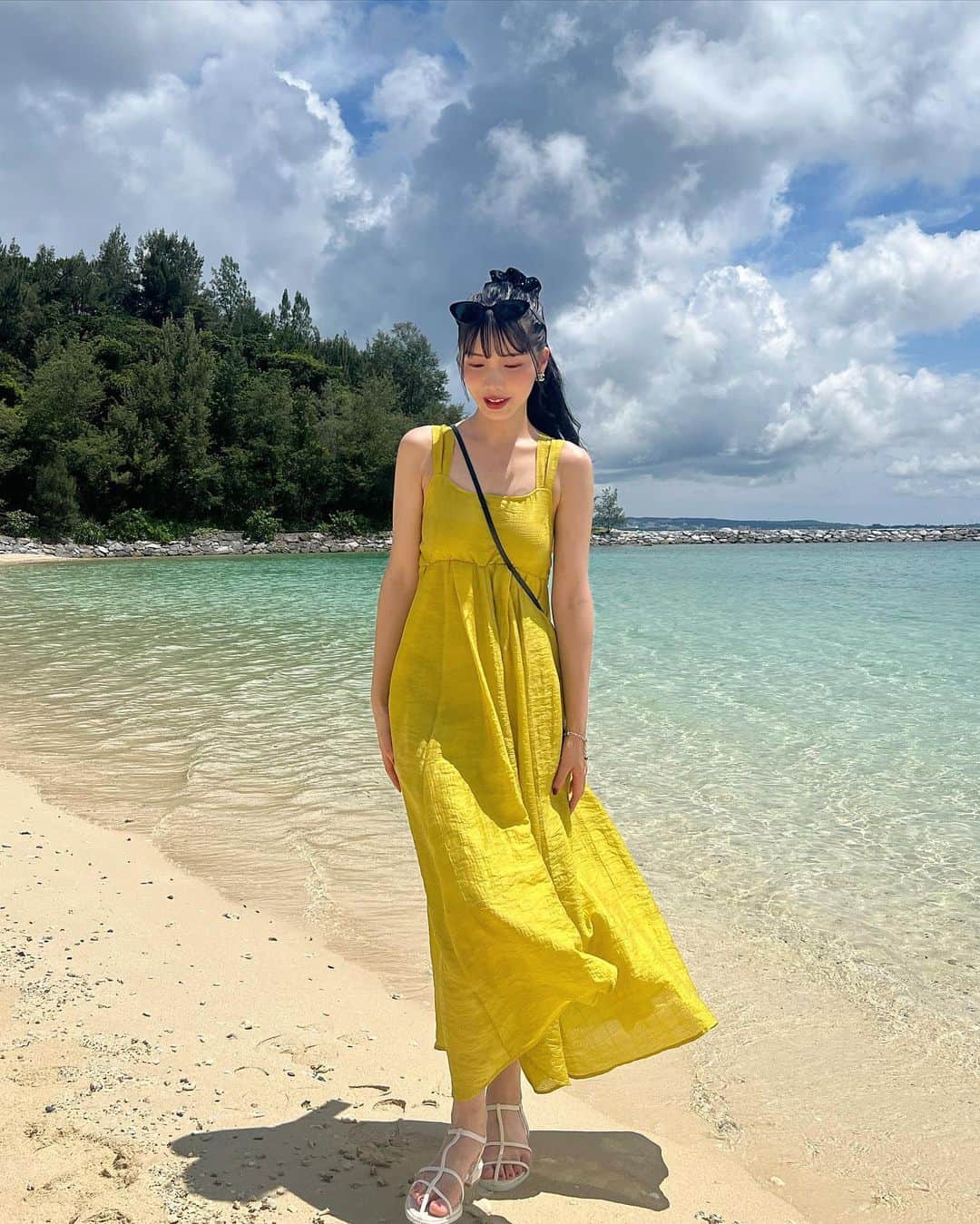 えみ姉さんのインスタグラム写真 - (えみ姉Instagram)「ㅤ 常夏女 @kar_insta_gram の作った最高にかわいい @pinue_official のワンピ着てった♡♡♡ ㅤ ワンピ可愛くてテンションあがりました🌺 ㅤ ㅤ イエローに黒小物合わせるのが好き！ ブラウンは滅多に身につけません。私は黒🐦‍⬛笑 ㅤ ㅤㅤ #沖縄 #沖縄旅行 #pinue」6月25日 21時17分 - emk_oooo