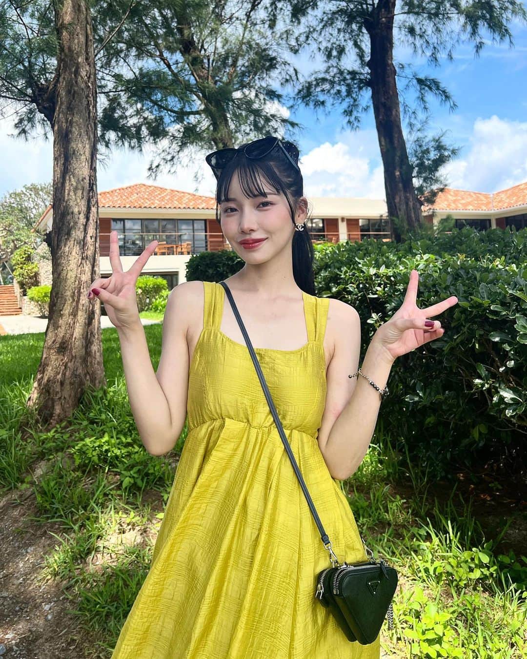 えみ姉のインスタグラム：「ㅤ 常夏女 @kar_insta_gram の作った最高にかわいい @pinue_official のワンピ着てった♡♡♡ ㅤ ワンピ可愛くてテンションあがりました🌺 ㅤ ㅤ イエローに黒小物合わせるのが好き！ ブラウンは滅多に身につけません。私は黒🐦‍⬛笑 ㅤ ㅤㅤ #沖縄 #沖縄旅行 #pinue」