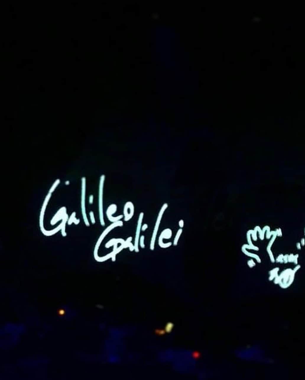 荒川ちかさんのインスタグラム写真 - (荒川ちかInstagram)「自分は2010年にCMで流れていた「僕から君へ」を聞いてGalileo Galileiのファンになりました。 そして2013年に初めてGalileo Galileiのライブに行きました。 初めてGalileo Galileiを生で聴けた時は、本当に本当に感動して、楽しくて、終わってほしくなくて、人生の中で忘れない瞬間でした。 そこからGalileo GalileiのCDをたくさん聴き、色んなところにGalileo Galileiのライブに行ったりと、自分の青春のそばにはいつもGalileo Galileiがいてくれました。  そんなGalileo Galileiが2016年に解散することになったと、高校の帰り道の電車で知り、席から立てなくなって何駅も乗り過ごしたのを覚えています。 武道館のラストライブではもう2度とライブで聴けないことに絶望しながら、耳に、目に、心に最後のGalileo Galileiの音楽を刻みつけました。 その後BBHFのライブにも行って、ずっと彼らが好きだったのは変わりないのですが、やはりGalileo Galileiに会いたいと思ってしまう自分がいました。  そして去年、Galileo Galileiの再始動のニュースが飛び込んできました。 季節外れのエイプリルフールかと思って、本当だと思えない状態ではありましたが、すぐにファンクラブに入り、Galileo Galileiのツアーファイナルを取り、チケット発券されてこれが嘘じゃないという実感が湧いてきて、2023年6月24日。 ついにGalileo Galileiのライブに行ってきました。  もう夢のような時間でしかない。 自分が大好きでもう2度とライブでは聞けないと思ってたあのGalileo Galileiの曲がこんなに聴けるなんて。 涙が止まらない、感謝しかない、本当にありがとう。 自分の青春が一気に蘇りました。  この先もGalileo Galileiの音楽を追うことが出来ることが、楽しみに待つことが出来て幸せです。 そして絶対にGalileo Galileiとどんな形でもお仕事が出来るように日々頑張って行きたいと強く感じました。 Galileo Galileiが大好きです。  #GalileoGalilei」6月25日 21時18分 - chikatetu
