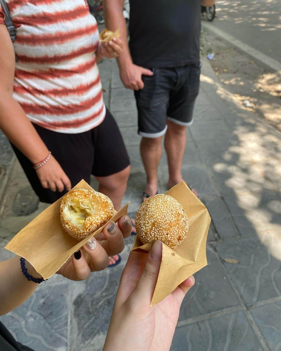 菊原梨華さんのインスタグラム写真 - (菊原梨華Instagram)「・ ・ @rosekitchenhanoi   で、ハノイで初の料理教室へ🍳🇻🇳  まずは市場に買い出しに行き野菜や お肉、ブンなどを買いました♥  バナナの花も買ったんだけど(画像二枚目) 皮をめくると小さな子供バナナ🍌 これが育って甘いバナナになるんだとか！  ブンもどこに売ってるんだ？と思っていたら 市場にあったなんて知らなかったw  今回は、 ★フォー ★バインセオ ★バナナの花のサラダ ★エッグコーヒー  を作りましたが、  驚いたのが、バインセオって卵かと思ってたけど ちがって、粉にターメリックいれて黄色くしてた😳😳😳 そして、ココナッツミルクとビール🍺も入れる事にびっくり!  もう一つの驚きはフォーのスープに シナモンいれてたこと！ 気づきもしなかったけど、ほんのり香るシナモンが美味しさの秘訣なのかも🫣  エッグコーヒーも初めてのんでみたけど 卵黄のみを泡立てるんだね！ 生の卵だけど、大丈夫なのかしら？？🤔  一緒に参加したドイツ人のご夫婦🇩🇪 素敵な方たちだったなぁ🤍  いろんなメニューを学べるから 次は違うメニュー作りに行ってみよ🩷🩵  #hanoi#ハノイ料理教室#hanoifood」6月25日 21時11分 - happyluckyhappy