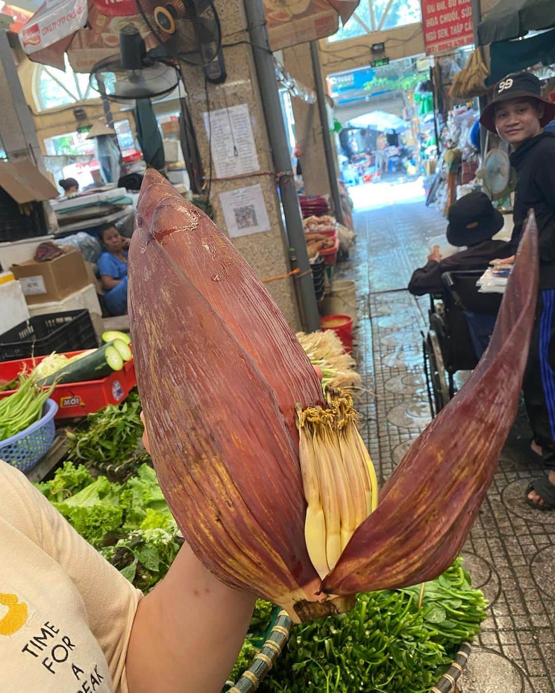 菊原梨華さんのインスタグラム写真 - (菊原梨華Instagram)「・ ・ @rosekitchenhanoi   で、ハノイで初の料理教室へ🍳🇻🇳  まずは市場に買い出しに行き野菜や お肉、ブンなどを買いました♥  バナナの花も買ったんだけど(画像二枚目) 皮をめくると小さな子供バナナ🍌 これが育って甘いバナナになるんだとか！  ブンもどこに売ってるんだ？と思っていたら 市場にあったなんて知らなかったw  今回は、 ★フォー ★バインセオ ★バナナの花のサラダ ★エッグコーヒー  を作りましたが、  驚いたのが、バインセオって卵かと思ってたけど ちがって、粉にターメリックいれて黄色くしてた😳😳😳 そして、ココナッツミルクとビール🍺も入れる事にびっくり!  もう一つの驚きはフォーのスープに シナモンいれてたこと！ 気づきもしなかったけど、ほんのり香るシナモンが美味しさの秘訣なのかも🫣  エッグコーヒーも初めてのんでみたけど 卵黄のみを泡立てるんだね！ 生の卵だけど、大丈夫なのかしら？？🤔  一緒に参加したドイツ人のご夫婦🇩🇪 素敵な方たちだったなぁ🤍  いろんなメニューを学べるから 次は違うメニュー作りに行ってみよ🩷🩵  #hanoi#ハノイ料理教室#hanoifood」6月25日 21時11分 - happyluckyhappy
