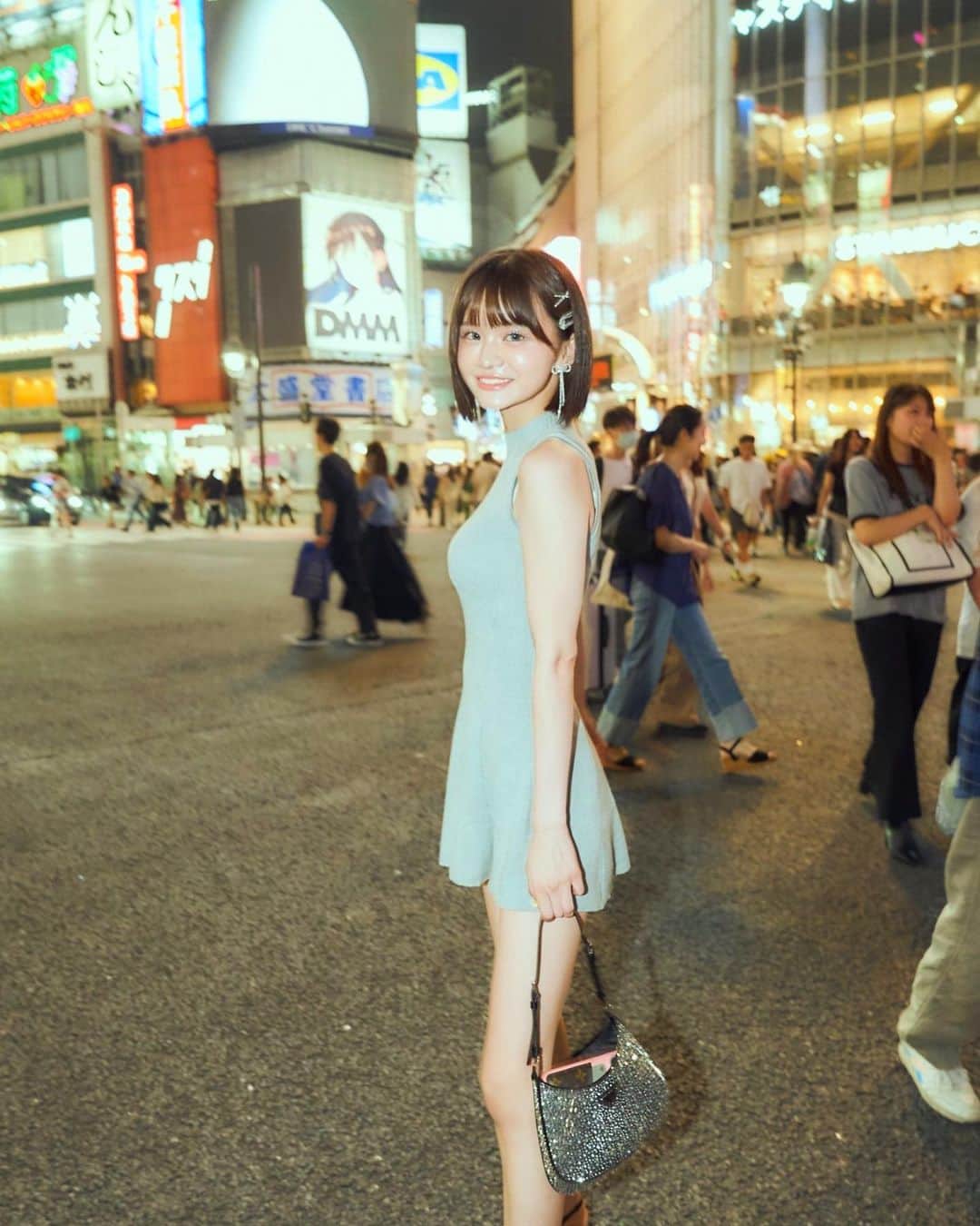 みもれもんさんのインスタグラム写真 - (みもれもんInstagram)「Shibuya Scramble Crossing❤️‍🔥  渋谷センターGuy💙  #みもれもん #Mimolemon #mimoremon #japanesegirl #黒髪 #ショートヘア#ボブ #人像攝影 #性感 #粉我 #日本女孩 #渋谷 #fashion #japan #portrait #tokyo #shibuya」6月25日 21時13分 - mimore_mon0929