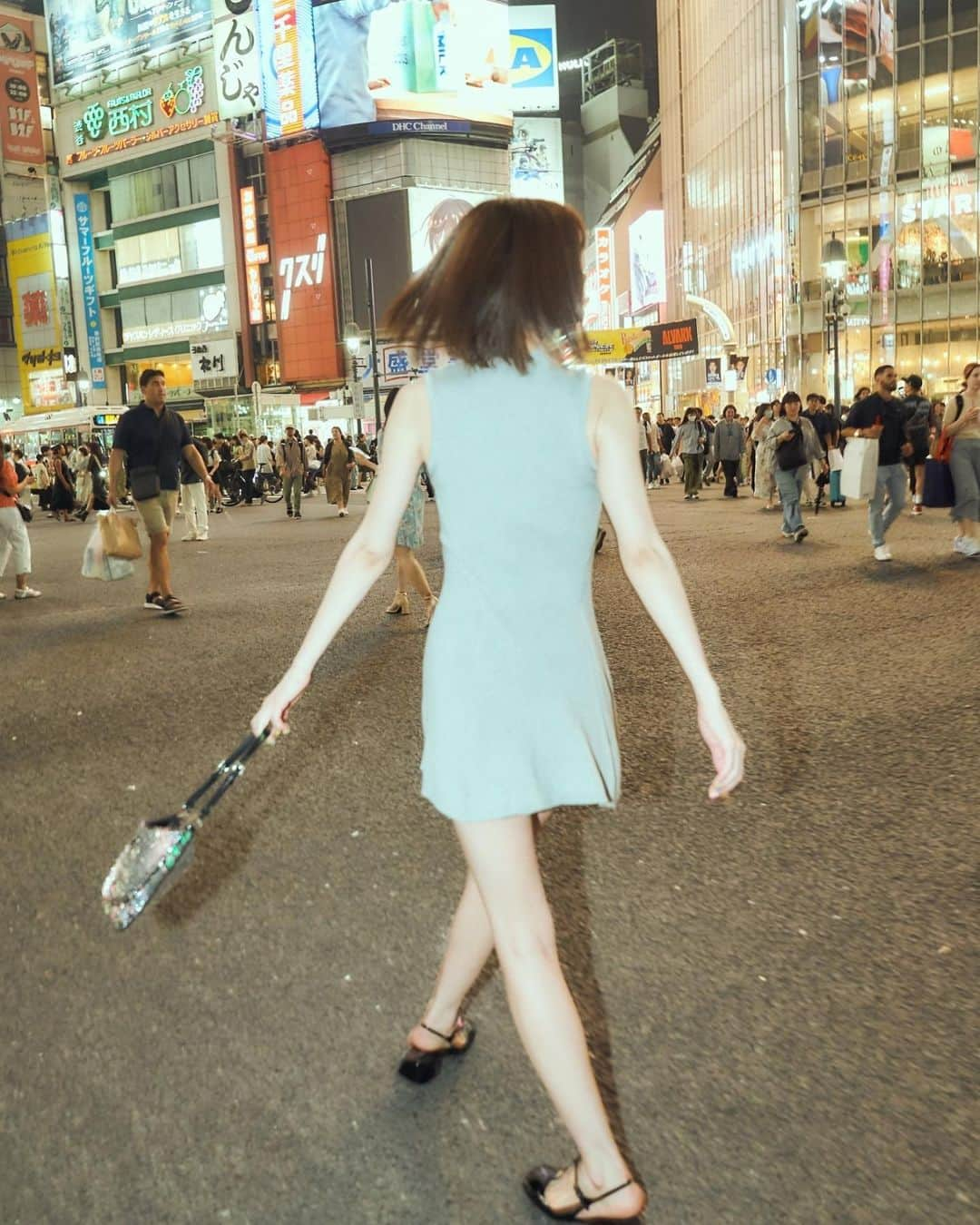 みもれもんさんのインスタグラム写真 - (みもれもんInstagram)「Shibuya Scramble Crossing❤️‍🔥  渋谷センターGuy💙  #みもれもん #Mimolemon #mimoremon #japanesegirl #黒髪 #ショートヘア#ボブ #人像攝影 #性感 #粉我 #日本女孩 #渋谷 #fashion #japan #portrait #tokyo #shibuya」6月25日 21時13分 - mimore_mon0929