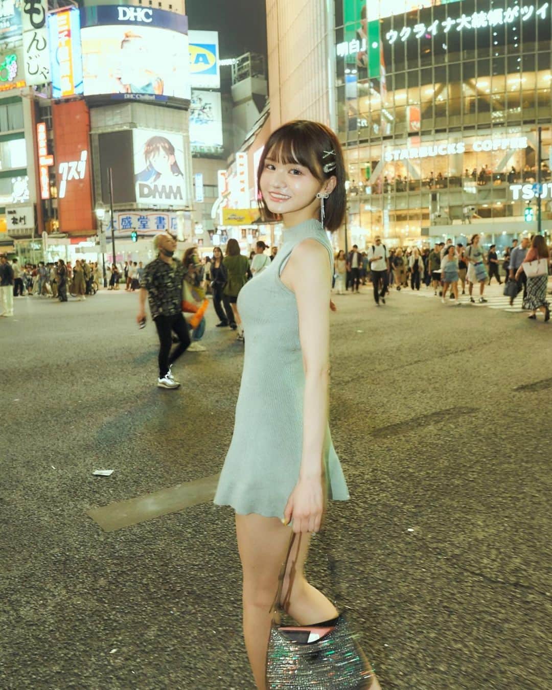 みもれもんさんのインスタグラム写真 - (みもれもんInstagram)「Shibuya Scramble Crossing❤️‍🔥  渋谷センターGuy💙  #みもれもん #Mimolemon #mimoremon #japanesegirl #黒髪 #ショートヘア#ボブ #人像攝影 #性感 #粉我 #日本女孩 #渋谷 #fashion #japan #portrait #tokyo #shibuya」6月25日 21時13分 - mimore_mon0929