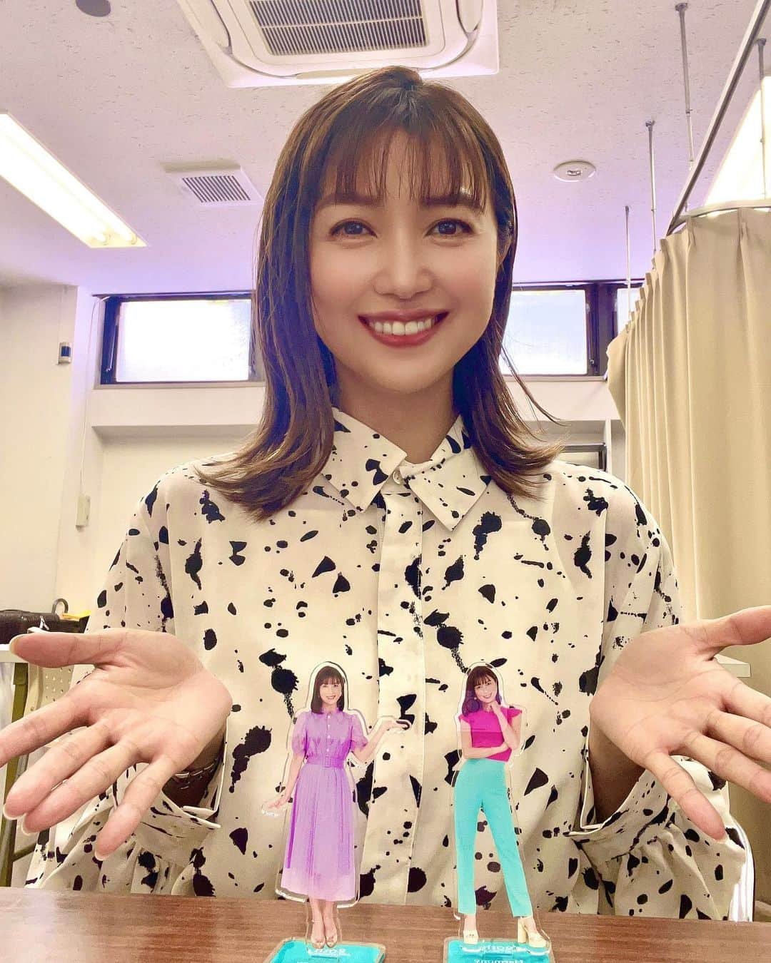 新妻聖子さんのインスタグラム写真 - (新妻聖子Instagram)「読売新聞主催 新妻聖子20th Anniversary Concert👑  NHK大阪ホールでの公演が無事に終わりました！！！  まだ来月の東京公演があるので、ドレスの写真ではなく、日比谷音楽祭の日のオフショットで📷✨  2003年「レ・ミゼラブル」で初舞台を踏んでからちょうど20年。  20年も活動させてもらえた事は本当にすごい事だなと思うし、こんなふうに周年コンサートを開催して頂けて、たくさんの方達がこのコンサートを素敵な物にしようと動いてくださって、有り難さと感謝で胸がいっぱいで、だからこそ今日を迎えるにあたりプレッシャーが無かったと言えば嘘になるけど、今夜お客様のあったかい笑顔を見ながらコンサートを終える事ができて、とても幸せです。  ミュージカル楽曲ではその時その時の舞台の世界が蘇ったし オリジナル曲やポップスでは様々な想いが溢れました  「思うようには生きていけない。何度も何度も転ぶけれど」 「いつだって大丈夫」 「幸せになるために、誰もが生まれてきたんだよ」  きっとお客様も色んな想いを抱えて客席に居てくださったはずで、辛い事も楽しい事も毎日かわりばんこにあって、体調が良い日も悪い日もあって、私だっていつもそうで、でもでも、同じ空間で今日はいっぱい笑顔になりたいなと思ってました。  歌いながら、前から後ろから横からとあたたかい空気に包まれて、何度も涙が頬を伝いました。  みんな、本当にありがとう 生きてるってすんごいなぁ 時間はするする前に進んで行くけど 今日も身体と心をしっかり労って 明日に向けて眠ります！  本当に本当にありがとう！！ FCスタッフが真心込めて企画・製作してくれた可愛いツアーグッズの数々も、ぜひチェックしてみてね✨キャンドルは初夏にピッタリなライムの香りです🌻 #新妻聖子 #20th  #コンサート #アクスタ !!🫣💜 #そして #大阪といえば  #亀甲堂 #みたらし団子」6月25日 21時13分 - seikoniizuma