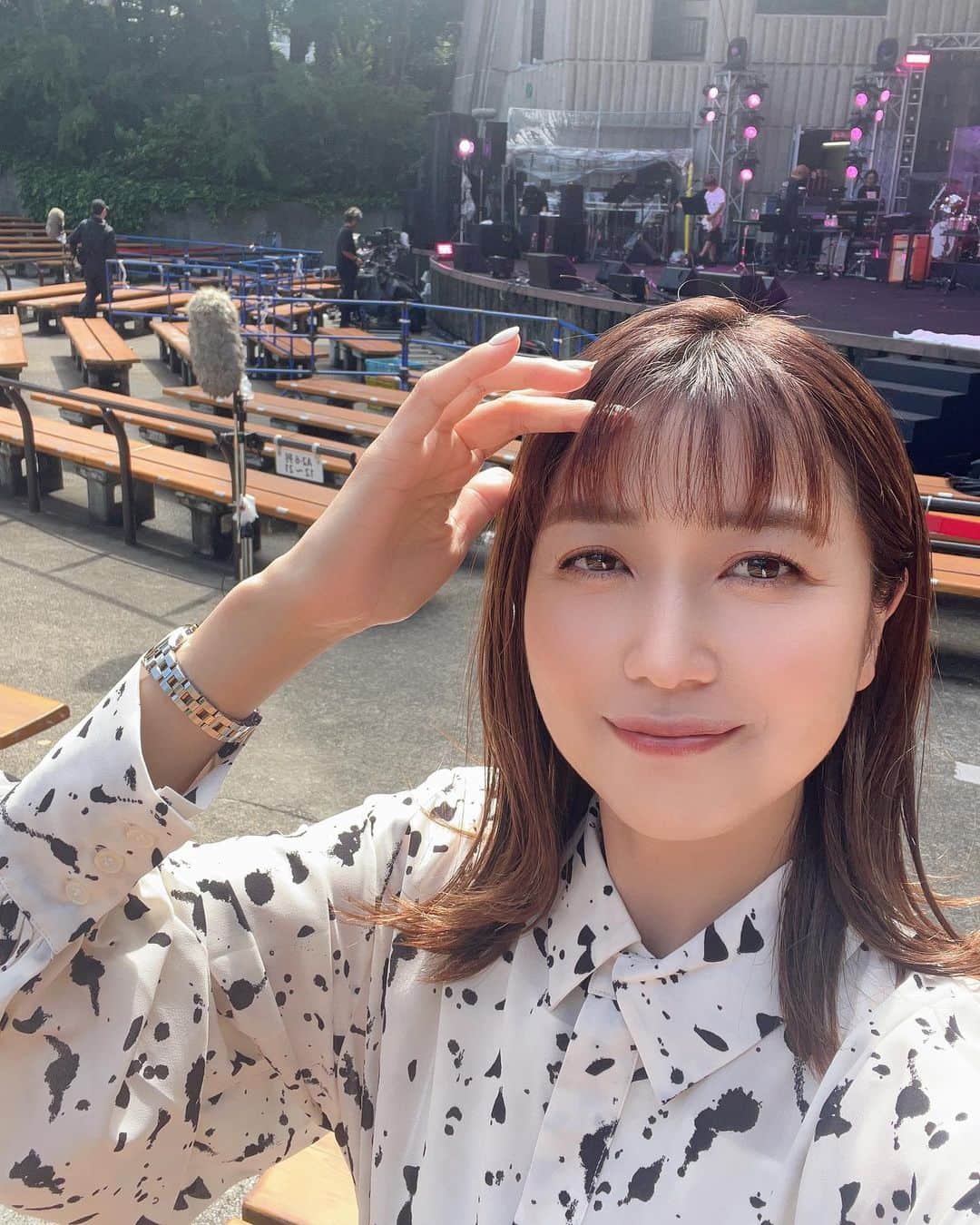 新妻聖子のインスタグラム：「読売新聞主催 新妻聖子20th Anniversary Concert👑  NHK大阪ホールでの公演が無事に終わりました！！！  まだ来月の東京公演があるので、ドレスの写真ではなく、日比谷音楽祭の日のオフショットで📷✨  2003年「レ・ミゼラブル」で初舞台を踏んでからちょうど20年。  20年も活動させてもらえた事は本当にすごい事だなと思うし、こんなふうに周年コンサートを開催して頂けて、たくさんの方達がこのコンサートを素敵な物にしようと動いてくださって、有り難さと感謝で胸がいっぱいで、だからこそ今日を迎えるにあたりプレッシャーが無かったと言えば嘘になるけど、今夜お客様のあったかい笑顔を見ながらコンサートを終える事ができて、とても幸せです。  ミュージカル楽曲ではその時その時の舞台の世界が蘇ったし オリジナル曲やポップスでは様々な想いが溢れました  「思うようには生きていけない。何度も何度も転ぶけれど」 「いつだって大丈夫」 「幸せになるために、誰もが生まれてきたんだよ」  きっとお客様も色んな想いを抱えて客席に居てくださったはずで、辛い事も楽しい事も毎日かわりばんこにあって、体調が良い日も悪い日もあって、私だっていつもそうで、でもでも、同じ空間で今日はいっぱい笑顔になりたいなと思ってました。  歌いながら、前から後ろから横からとあたたかい空気に包まれて、何度も涙が頬を伝いました。  みんな、本当にありがとう 生きてるってすんごいなぁ 時間はするする前に進んで行くけど 今日も身体と心をしっかり労って 明日に向けて眠ります！  本当に本当にありがとう！！ FCスタッフが真心込めて企画・製作してくれた可愛いツアーグッズの数々も、ぜひチェックしてみてね✨キャンドルは初夏にピッタリなライムの香りです🌻 #新妻聖子 #20th  #コンサート #アクスタ !!🫣💜 #そして #大阪といえば  #亀甲堂 #みたらし団子」