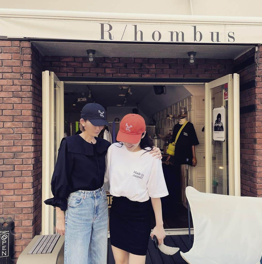 大河内奈々子のインスタグラム：「. .  このcap やっと手に入れました🧢 やっぱり しょーこちゃんが被るとセクシーになる。 Capをセクシーに被るって なかなか難しいよね。  @shoco_co  いつもありがとう🖤  #大河内奈々子 #nanakoohkouchi #cap #rhombus #私もセクシーになりたいよ」