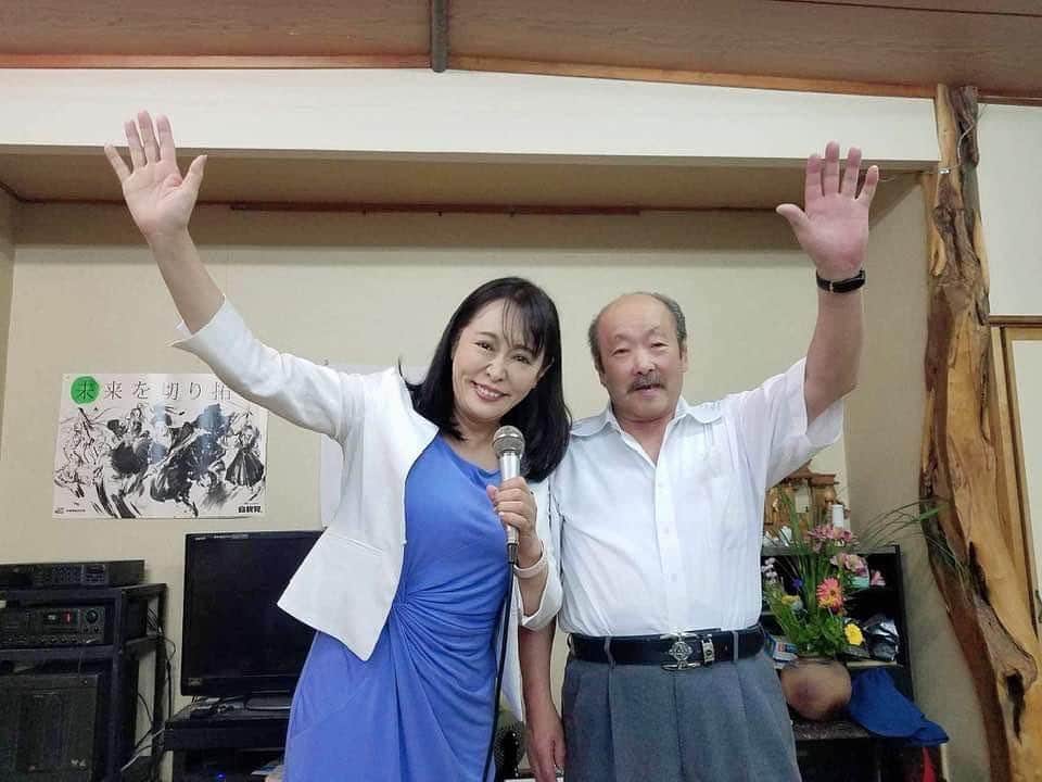 のインスタグラム：「小野町の森まさこ後援会長の 宗像よしお町議の町政報告会(3年ぶり)へ 行きました🙌 ⁡ 後援会の皆様ととともに うつくしま百名山の高柴山へ登山したのが ついこの前のようです😌 ⁡ この会に来て「明日登ろう」と急遽決めて、 宗像後援会長の奥様のジョージと 運動靴を借りて、登りました⛰💦 真っ赤なヤマツツジが 一面に咲き乱れており それはそれは美しかったです✨」