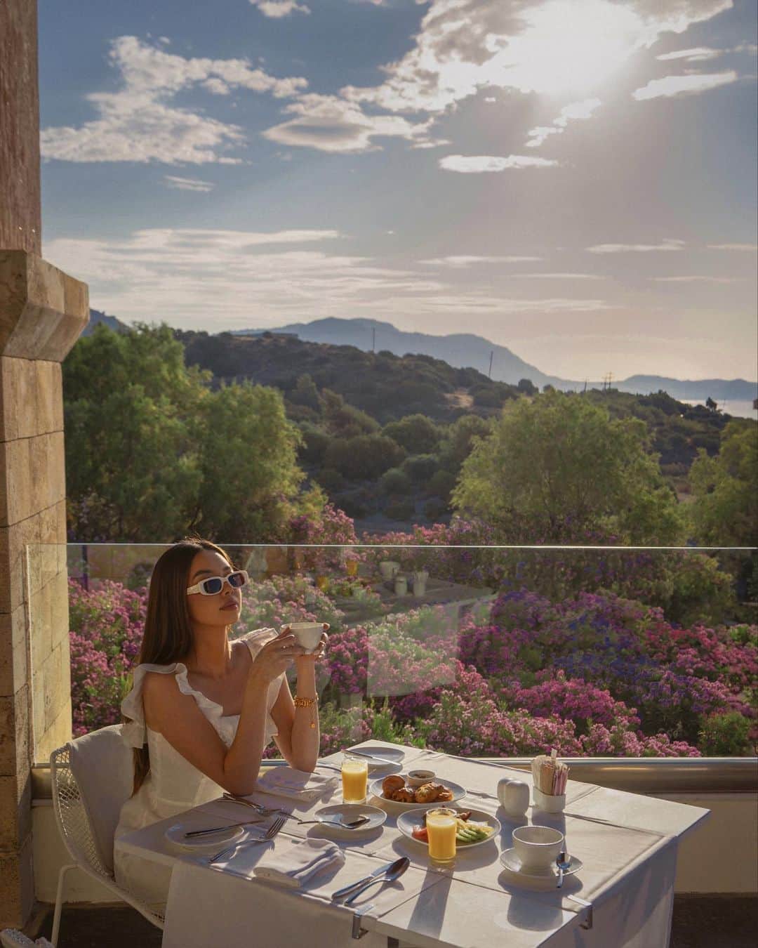 タラ・ミルクティーさんのインスタグラム写真 - (タラ・ミルクティーInstagram)「breakfast by the blooms 💐   The perfect stay for our week exploring the beautiful island of Rhodes, @boutique5hotelspa 🌞」6月25日 21時16分 - taramilktea