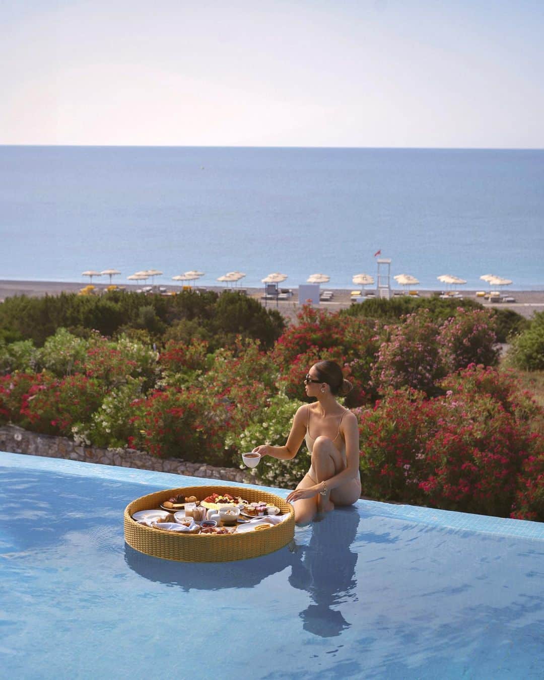 タラ・ミルクティーさんのインスタグラム写真 - (タラ・ミルクティーInstagram)「breakfast by the blooms 💐   The perfect stay for our week exploring the beautiful island of Rhodes, @boutique5hotelspa 🌞」6月25日 21時16分 - taramilktea