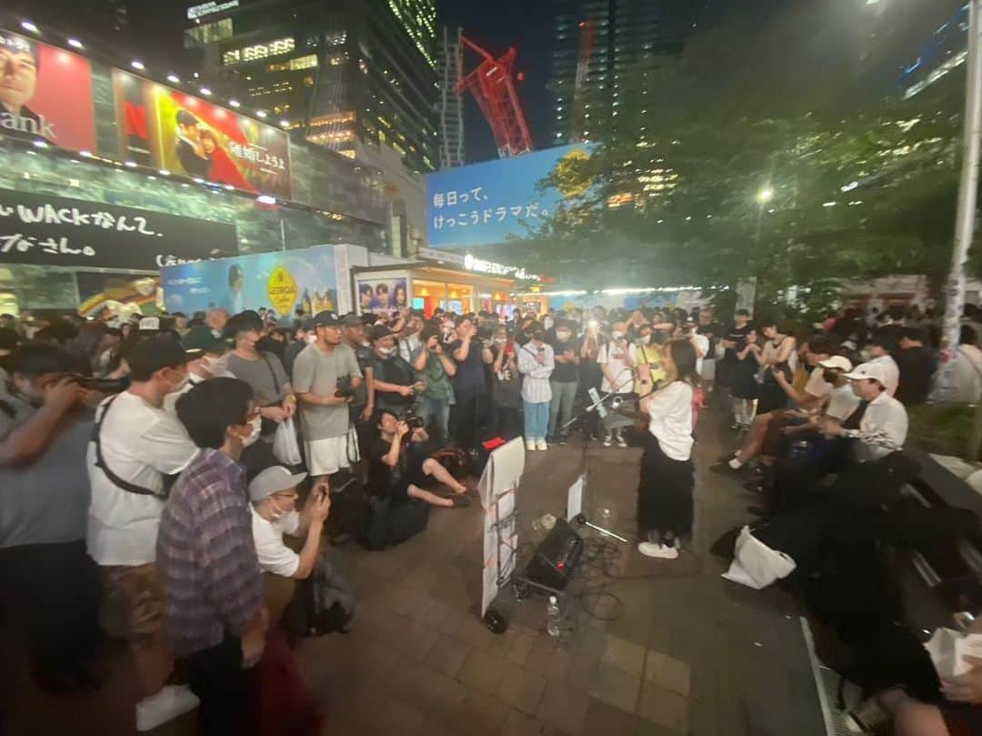 沢村りさのインスタグラム：「2023.06.24   さわりさ初のストリートライブ @ 渋谷ハチ公前 🪄  with モウリケイタパイセン @kei_whatever   #東京 #渋谷 #ハチ公前 #tokyo #shibuya #ストリートライブ #路上ライブ #シンガーソングライター #弾き語り #弾き語り女子 #弾き語り動画」