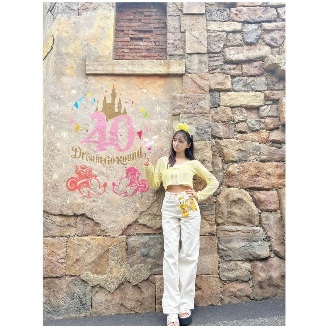 日比野芽奈さんのインスタグラム写真 - (日比野芽奈Instagram)「🎨🎶 . . . ディズニーシーの壁には、 ランド40周年をお祝いした ウォールアートがたくさん！🌟 . . . たくさんあるうちのひとつ！ ここは、ミキミニのイラストも 含まれたピンクを基調とした 写真スポット📸 . . . 1番最後の後ろ姿写真が 1番のお気に入りです😸 . . . #ディズニーシー #東京ディズニーシー #東京ディズニーリゾート #ディズニー #ディズニーリゾート #ディズニーカチューシャ #ディズニーコーデ #ディズニーグッズ #夢の国 #夢が叶う場所 #ディズニー写真部 #ディズニー写真スポット  #ディズニー40周年 #ドリームゴーラウンド #tokyodisneysea #tds #tokyodisneyresort #disney #disneysea #disneystyle #disneygoods」6月25日 21時26分 - hibino_meina