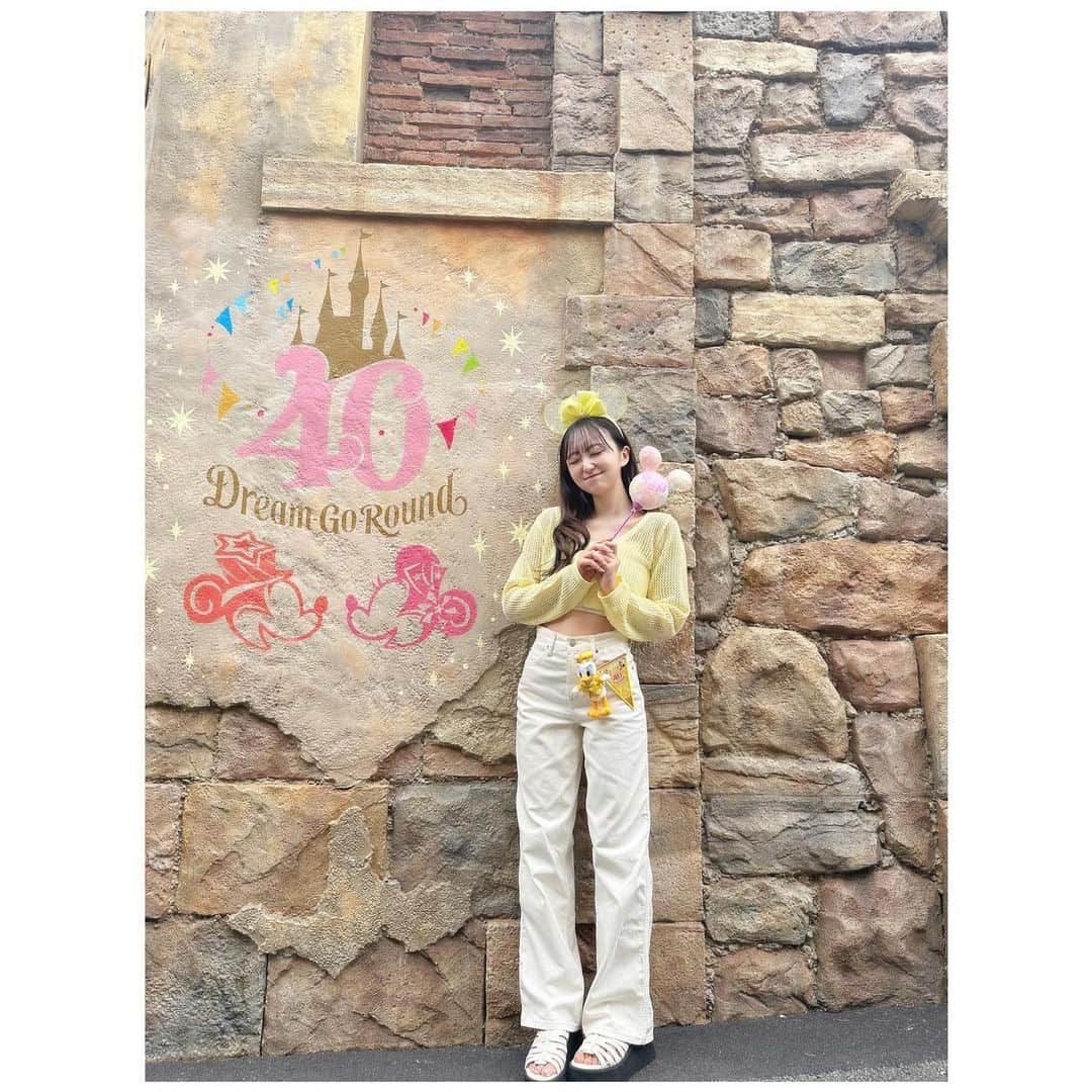 日比野芽奈さんのインスタグラム写真 - (日比野芽奈Instagram)「🎨🎶 . . . ディズニーシーの壁には、 ランド40周年をお祝いした ウォールアートがたくさん！🌟 . . . たくさんあるうちのひとつ！ ここは、ミキミニのイラストも 含まれたピンクを基調とした 写真スポット📸 . . . 1番最後の後ろ姿写真が 1番のお気に入りです😸 . . . #ディズニーシー #東京ディズニーシー #東京ディズニーリゾート #ディズニー #ディズニーリゾート #ディズニーカチューシャ #ディズニーコーデ #ディズニーグッズ #夢の国 #夢が叶う場所 #ディズニー写真部 #ディズニー写真スポット  #ディズニー40周年 #ドリームゴーラウンド #tokyodisneysea #tds #tokyodisneyresort #disney #disneysea #disneystyle #disneygoods」6月25日 21時26分 - hibino_meina