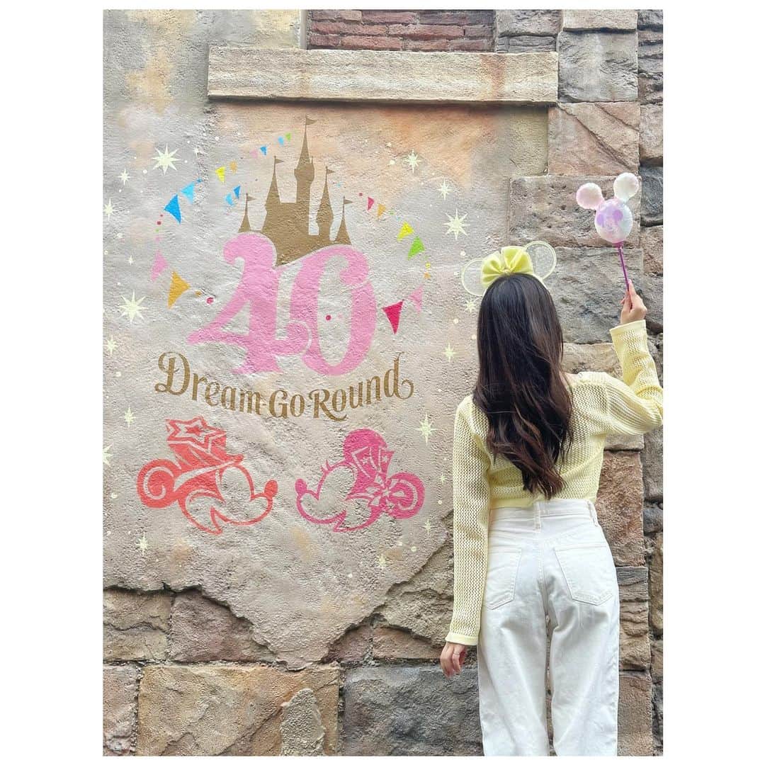 日比野芽奈さんのインスタグラム写真 - (日比野芽奈Instagram)「🎨🎶 . . . ディズニーシーの壁には、 ランド40周年をお祝いした ウォールアートがたくさん！🌟 . . . たくさんあるうちのひとつ！ ここは、ミキミニのイラストも 含まれたピンクを基調とした 写真スポット📸 . . . 1番最後の後ろ姿写真が 1番のお気に入りです😸 . . . #ディズニーシー #東京ディズニーシー #東京ディズニーリゾート #ディズニー #ディズニーリゾート #ディズニーカチューシャ #ディズニーコーデ #ディズニーグッズ #夢の国 #夢が叶う場所 #ディズニー写真部 #ディズニー写真スポット  #ディズニー40周年 #ドリームゴーラウンド #tokyodisneysea #tds #tokyodisneyresort #disney #disneysea #disneystyle #disneygoods」6月25日 21時26分 - hibino_meina