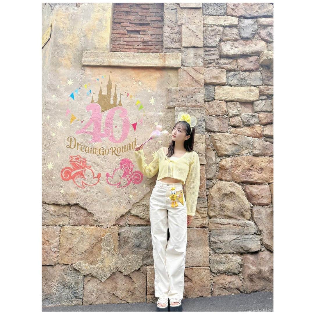 日比野芽奈さんのインスタグラム写真 - (日比野芽奈Instagram)「🎨🎶 . . . ディズニーシーの壁には、 ランド40周年をお祝いした ウォールアートがたくさん！🌟 . . . たくさんあるうちのひとつ！ ここは、ミキミニのイラストも 含まれたピンクを基調とした 写真スポット📸 . . . 1番最後の後ろ姿写真が 1番のお気に入りです😸 . . . #ディズニーシー #東京ディズニーシー #東京ディズニーリゾート #ディズニー #ディズニーリゾート #ディズニーカチューシャ #ディズニーコーデ #ディズニーグッズ #夢の国 #夢が叶う場所 #ディズニー写真部 #ディズニー写真スポット  #ディズニー40周年 #ドリームゴーラウンド #tokyodisneysea #tds #tokyodisneyresort #disney #disneysea #disneystyle #disneygoods」6月25日 21時26分 - hibino_meina