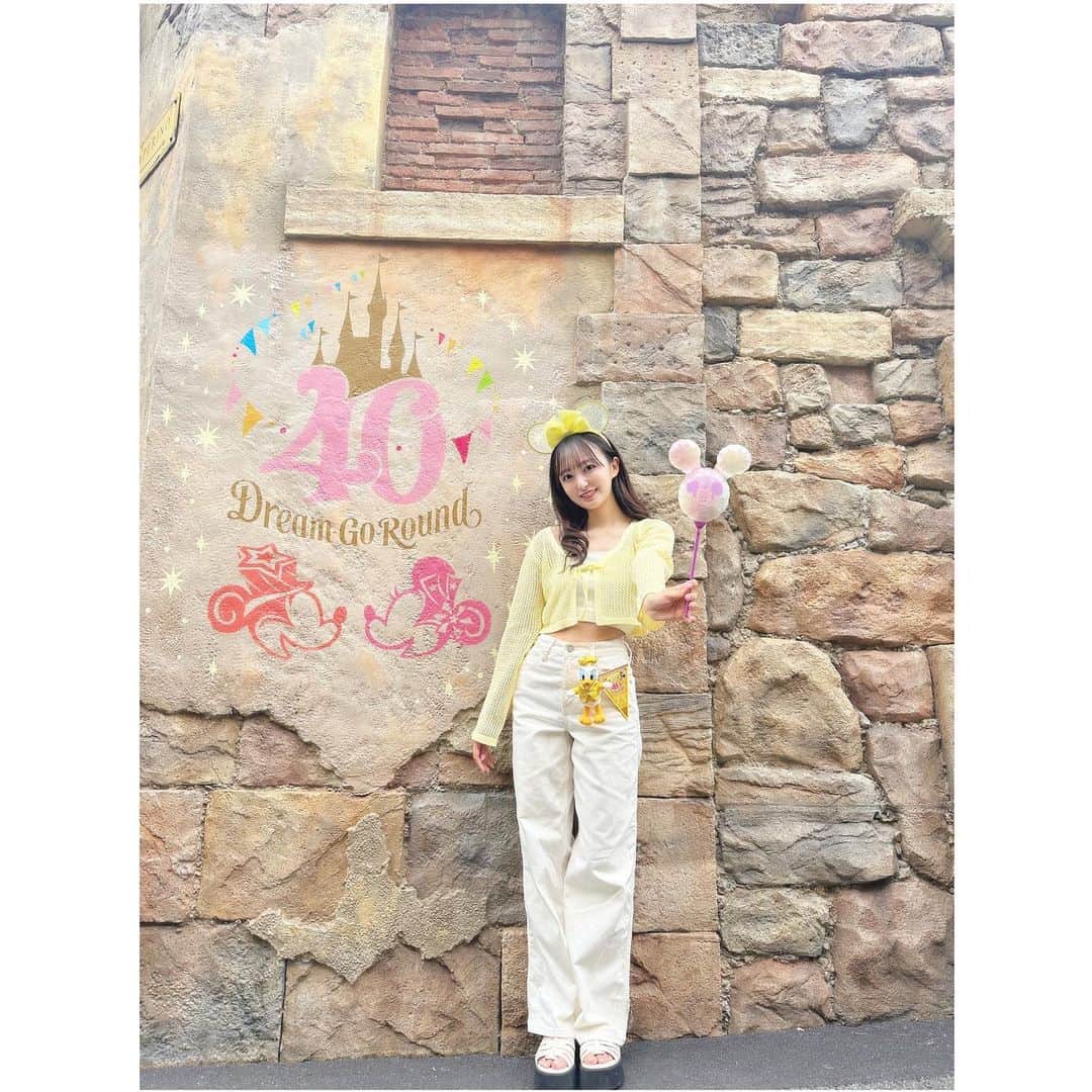 日比野芽奈さんのインスタグラム写真 - (日比野芽奈Instagram)「🎨🎶 . . . ディズニーシーの壁には、 ランド40周年をお祝いした ウォールアートがたくさん！🌟 . . . たくさんあるうちのひとつ！ ここは、ミキミニのイラストも 含まれたピンクを基調とした 写真スポット📸 . . . 1番最後の後ろ姿写真が 1番のお気に入りです😸 . . . #ディズニーシー #東京ディズニーシー #東京ディズニーリゾート #ディズニー #ディズニーリゾート #ディズニーカチューシャ #ディズニーコーデ #ディズニーグッズ #夢の国 #夢が叶う場所 #ディズニー写真部 #ディズニー写真スポット  #ディズニー40周年 #ドリームゴーラウンド #tokyodisneysea #tds #tokyodisneyresort #disney #disneysea #disneystyle #disneygoods」6月25日 21時26分 - hibino_meina