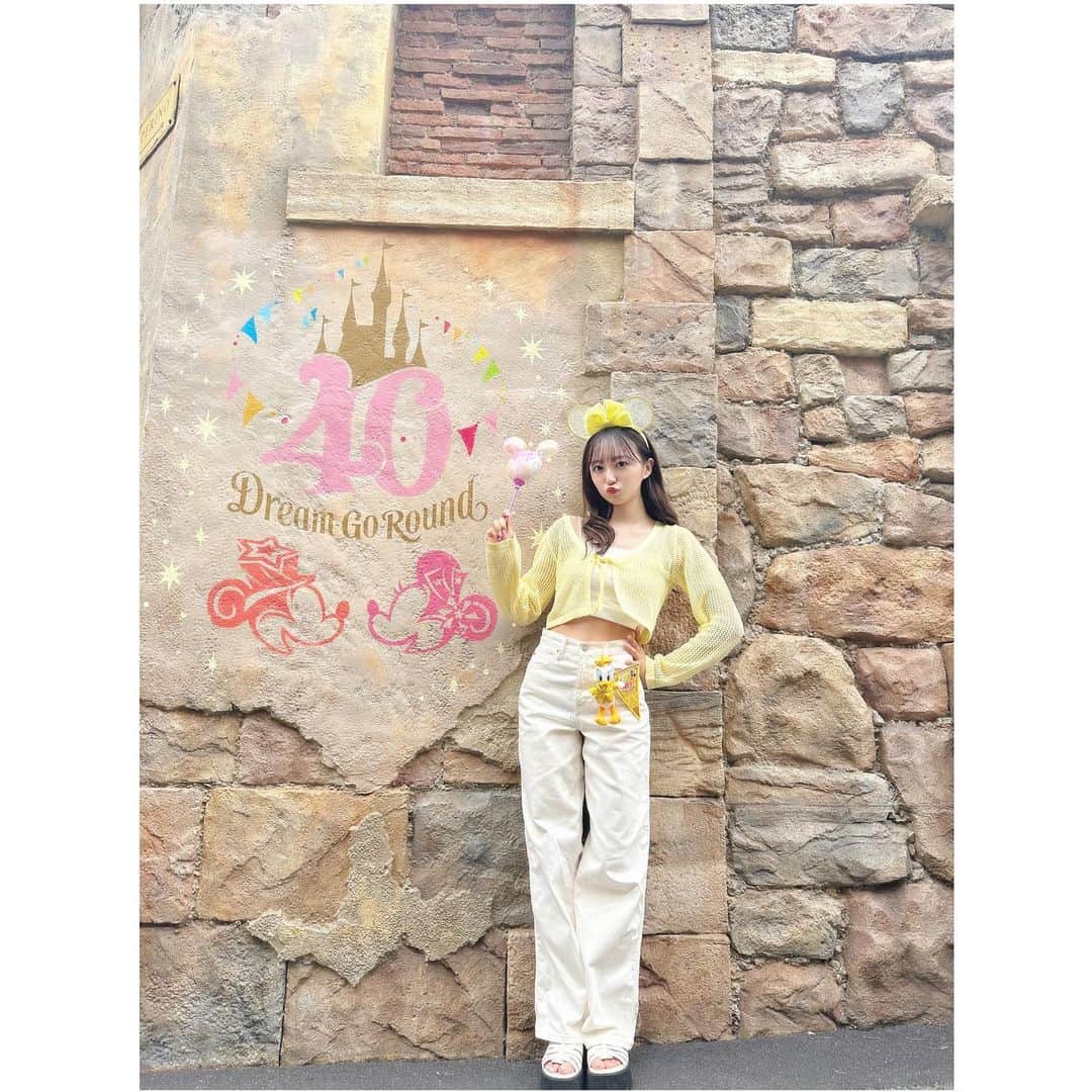 日比野芽奈さんのインスタグラム写真 - (日比野芽奈Instagram)「🎨🎶 . . . ディズニーシーの壁には、 ランド40周年をお祝いした ウォールアートがたくさん！🌟 . . . たくさんあるうちのひとつ！ ここは、ミキミニのイラストも 含まれたピンクを基調とした 写真スポット📸 . . . 1番最後の後ろ姿写真が 1番のお気に入りです😸 . . . #ディズニーシー #東京ディズニーシー #東京ディズニーリゾート #ディズニー #ディズニーリゾート #ディズニーカチューシャ #ディズニーコーデ #ディズニーグッズ #夢の国 #夢が叶う場所 #ディズニー写真部 #ディズニー写真スポット  #ディズニー40周年 #ドリームゴーラウンド #tokyodisneysea #tds #tokyodisneyresort #disney #disneysea #disneystyle #disneygoods」6月25日 21時26分 - hibino_meina