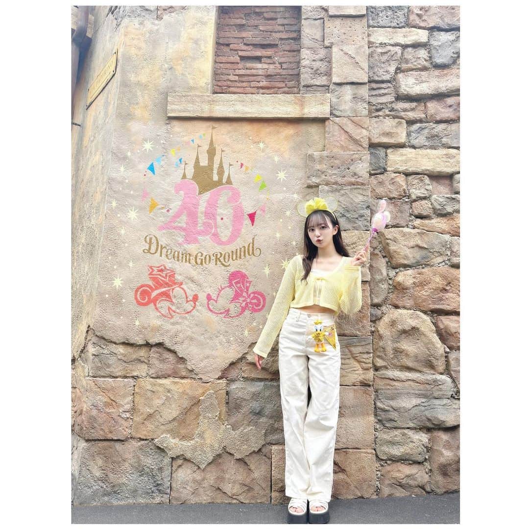 日比野芽奈のインスタグラム：「🎨🎶 . . . ディズニーシーの壁には、 ランド40周年をお祝いした ウォールアートがたくさん！🌟 . . . たくさんあるうちのひとつ！ ここは、ミキミニのイラストも 含まれたピンクを基調とした 写真スポット📸 . . . 1番最後の後ろ姿写真が 1番のお気に入りです😸 . . . #ディズニーシー #東京ディズニーシー #東京ディズニーリゾート #ディズニー #ディズニーリゾート #ディズニーカチューシャ #ディズニーコーデ #ディズニーグッズ #夢の国 #夢が叶う場所 #ディズニー写真部 #ディズニー写真スポット  #ディズニー40周年 #ドリームゴーラウンド #tokyodisneysea #tds #tokyodisneyresort #disney #disneysea #disneystyle #disneygoods」