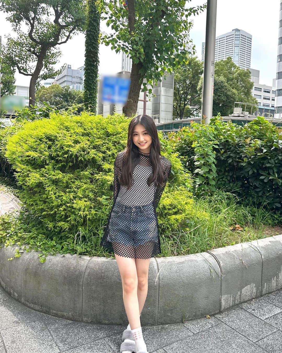 塩月希依音のインスタグラム：「あついね〜☀️🍃  #夏#夏コーデ#code#コーデ#fashion #ファッション#あみあみ #メッシュ#メッシュトップス #ショートパンツ#ショートパンツコーデ #デニム#jk#ljk #05#05년생 #05line#ootd#ootdfashion」