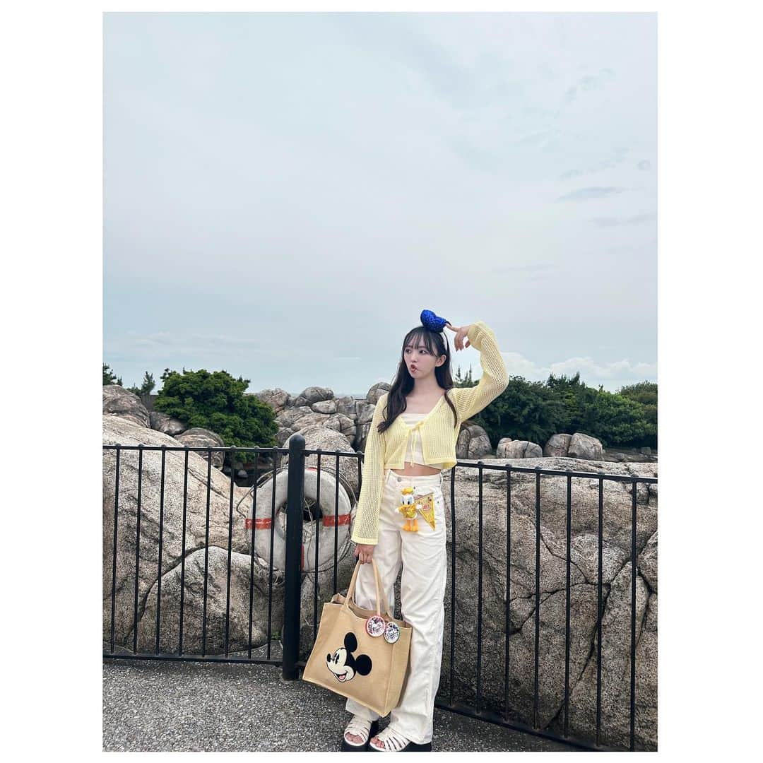 日比野芽奈のインスタグラム：「🪿🏖 . . . 2枚に1枚、アヒル紛れてます💫 . . . お洋服は安定のHeather！ (ズボンはユニクロです😸) . . . このサンダルもHeatherのだけど、 歩きやすいし、身長盛れるし、 素晴らしかった◎ . . . #ディズニーシー #東京ディズニーシー #東京ディズニーリゾート #ディズニー #ディズニーリゾート #ディズニーカチューシャ #ディズニーコーデ #ディズニーグッズ #夢の国 #夢が叶う場所 #ディズニー写真部 #ディズニー写真スポット  #ディズニー40周年 #ドリームゴーラウンド #ドナルドダック #ドナルド #ドナルドコーデ #tokyodisneysea #tds #tokyodisneyresort #disney #disneysea #disneystyle #disneygoods #donaldduck #heather」