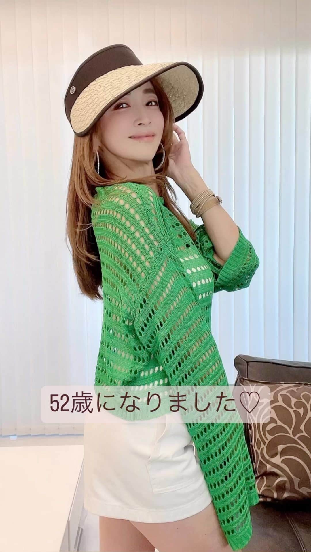 Akiのインスタグラム：「52歳になりました♡  家族、両親、これまで関わってくれた 全ての人に感謝です😊  これからも自分らしく人生を 歩んでいきたいと思っております🌿  温かく見守り、応援いただければ嬉しいです🤍  #インフルエンサー#モデル#広告モデル#ファッション#コーディネート#コーデ#タビジョ#グルメ女子#美容女子#素敵女子#大人女子#オトナ女子#大人キレイ#大人可愛い#50代#アラフィフ#ミセスモデル#インスタグラマー #誕生日 #birthday」