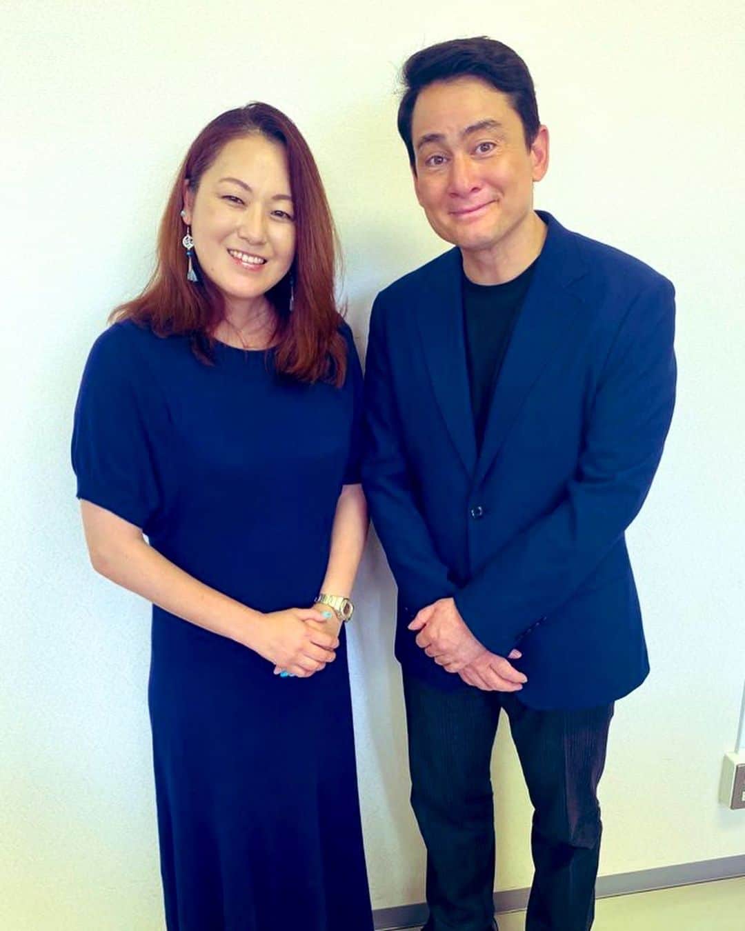 野口健のインスタグラム：「昨日、約40年ぶりの再会が！！！　拓殖大の学園祭にトークをしにいきましたが、小学3年〜6年までカイロ日本人学校で一緒に机を並べていた同級生の田中弥生さんが会場に来てくれて、再会！！！目の前に座っていたので、妙に照れながらのトークとなりました(^^;; 小学生の頃はエジプトで一緒に過ごしていましたが、なんと、その前、つまり、幼稚園に入る前の時代は共にサウジアラビアで過ごしていました。偶然とはいえ、物凄い縁ですよね。サウジアラビアとエジプトで共に過ごしているわけですから。ね！  なかなか、ないですよね…。  講演後、控え室で思い出話に花が咲きました🌸　それにしても40年ぶりの再会なのに、一瞬にして、小学生時代にワープしたような。不思議で素敵な時間でした。こういう時間、大切ですね。  それにしても、僕は散々、多くの皆様に、ご迷惑をおかけしながら、本日まで生き延びてきたのだと、改めて痛感(･･;)  いや〜 もう〜  返す言葉がみつかりません🙇  #野口健」