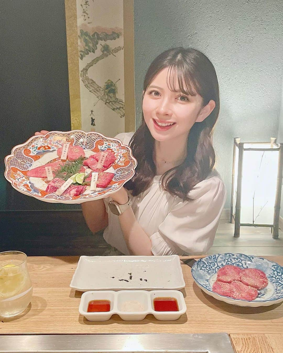 綾瀬麗奈のインスタグラム：「. mamaと焼肉食べた日♡ 久しぶりの岐阜へ なんとなんと 私の運転で行ってきました🤣✨  炭火焼肉 華やま 岐阜駅玉宮店さん @hanayama.gifu 🥩  華やま名物「飛騨牛飲めるロース」コース をいただきました！！  おなかいっっっぱいです！！  ≪内容≫ 小鉢ユッケ キムチ盛り合わせ まぜナムル チョレギサラダ 極みの上タン 季節の焼き野菜盛り合わせ 飛騨牛 お任せ5種盛り合わせ 名物 飛騨牛の飲めるロース 和牛ホルモンMIX 味噌 岐阜県産 ハツシモ 香の物 イタリアンジェラート  大満足な、といいますか… 大満足すぎる内容！🍚 美味しいお肉とお料理と 特別な夜になりました☺️🍽️  完全個室なところも おすすめポイントです♡♡ 駅から近いのもありがたい🥹✨  みなさんもぜひっ  お祝いにもぴったりなお店です💐  .  #岐阜観光　#岐阜グルメ　#岐阜横丁　#飛騨牛一頭買い　#華やま　#岐阜焼肉　#PR #岐阜駅グルメ　#岐阜市グルメ　#岐阜駅　#岐阜ディナー　#岐阜駅前　#岐阜駅周辺」