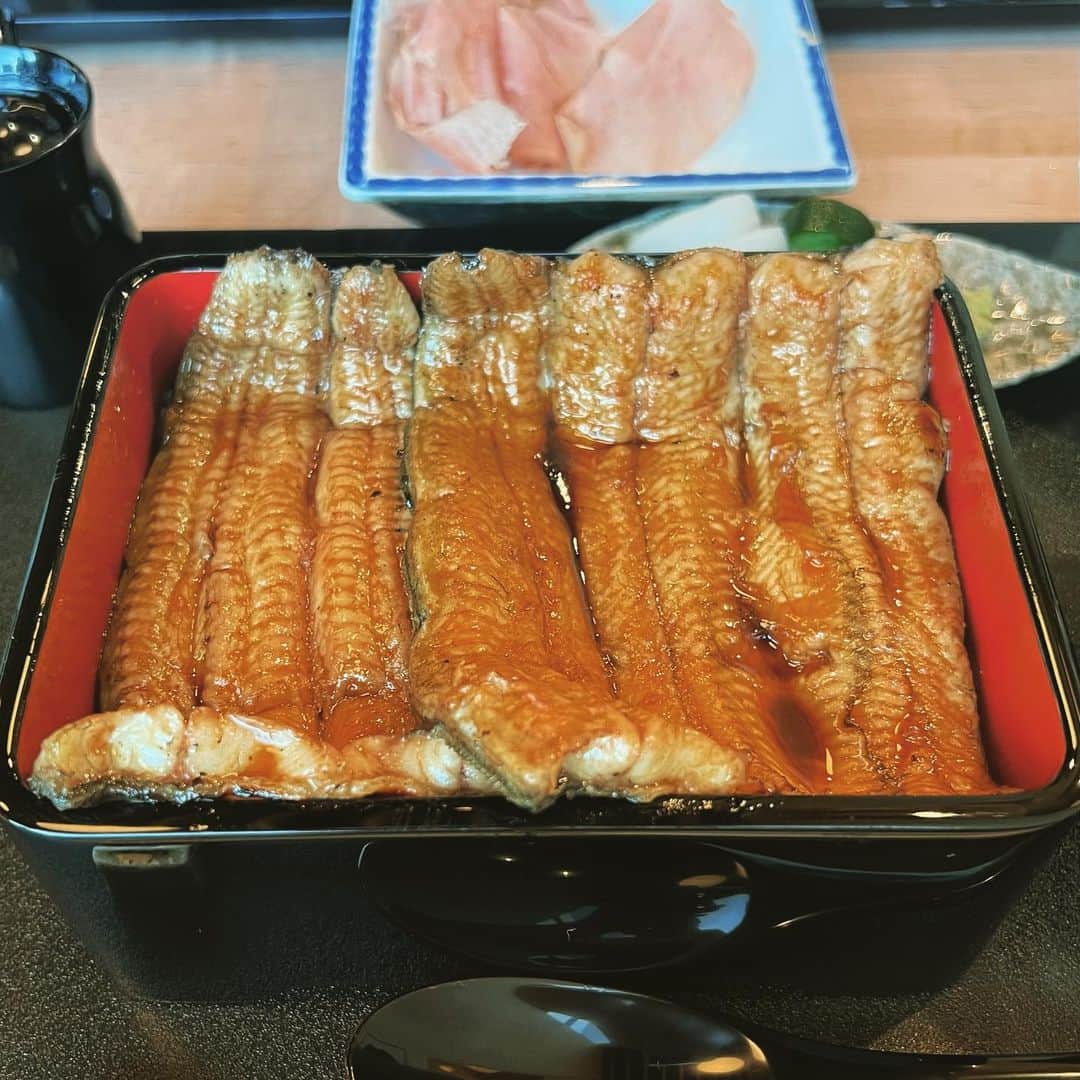 のインスタグラム：「うなぎが食べたいと話していたところにタイミング良くSNSで高橋さんの空席アナウンスを見て即DM 久しぶりに "銀座 四代目 高橋屋" へとお邪魔してきました  高橋屋さんのうな重は、お世辞抜きに人生で食べたうなぎの中で確実に上位に入る美味しさ！（せいろ蒸しやひつまぶしも好きなので一位は選べないですよね笑） コースで提供されるお料理もどれも丁寧に調理されていて絶品です  うな重は欲張ってしまって食べきれなかったのでお土産にしてもらい、翌日も美味しくいただきました（2日続けて食べれる幸せ〜）  PARIS懐石コース〜 うな重  先付け 北海道産うに　豆乳　湯葉の摺流し  お浸し 車海老　平貝　ホワイトアスパラ　フルーツトマト　なす  お椀 帆立しんじょう　しいたけ　おくら  うなぎの煮凝り  お造り（かつおのたたき、とりがい）  甘味（写真が上手に撮れず割愛）  ☑︎ 銀座 四代目 高橋屋 東京都中央区銀座4-12-1 VORT銀座イーストIIビル 4F  #気付いたら食べログGO #気付いたら食べログGO_和食」