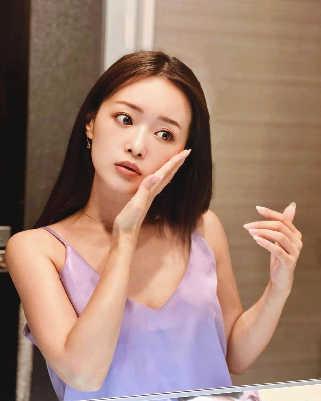 村崎英絵さんのインスタグラム写真 - (村崎英絵Instagram)「あわあわぁー🫧🛁 定期的にスキンケアをいろいろ試してて 今回は韓国のスキンケアブランドの @medipeel.official_japan を使ってみた♡  ▪️レッドラクトコラーゲンクリア クレンジング洗顔。 しっかりメイクオフできて簡単でさっぱりした使い心地🫧 量も多いからコスパ良いかも◎  ▪️ レッドラクトコラーゲン ダブルタイトパッド パックはラウンド型だからほっぺだけじゃなく デコルテとか好きな場所に使えるから 最近は肩の日焼けが気になって肩にも使ったりしてる！ 片面ずつ違いがあって 私はソフト面ではしっかり保湿したい時に！ エンボス面は角質オフや拭き取りに使ったりしてるよ♡   #レッドラクトコラーゲンクリア  #レッドラクトコラーゲンダブルタイトパッド #メディピール #medipeel  https://www.qoo10.jp/shop/ medipeel」6月25日 21時35分 - hanaemurasaki