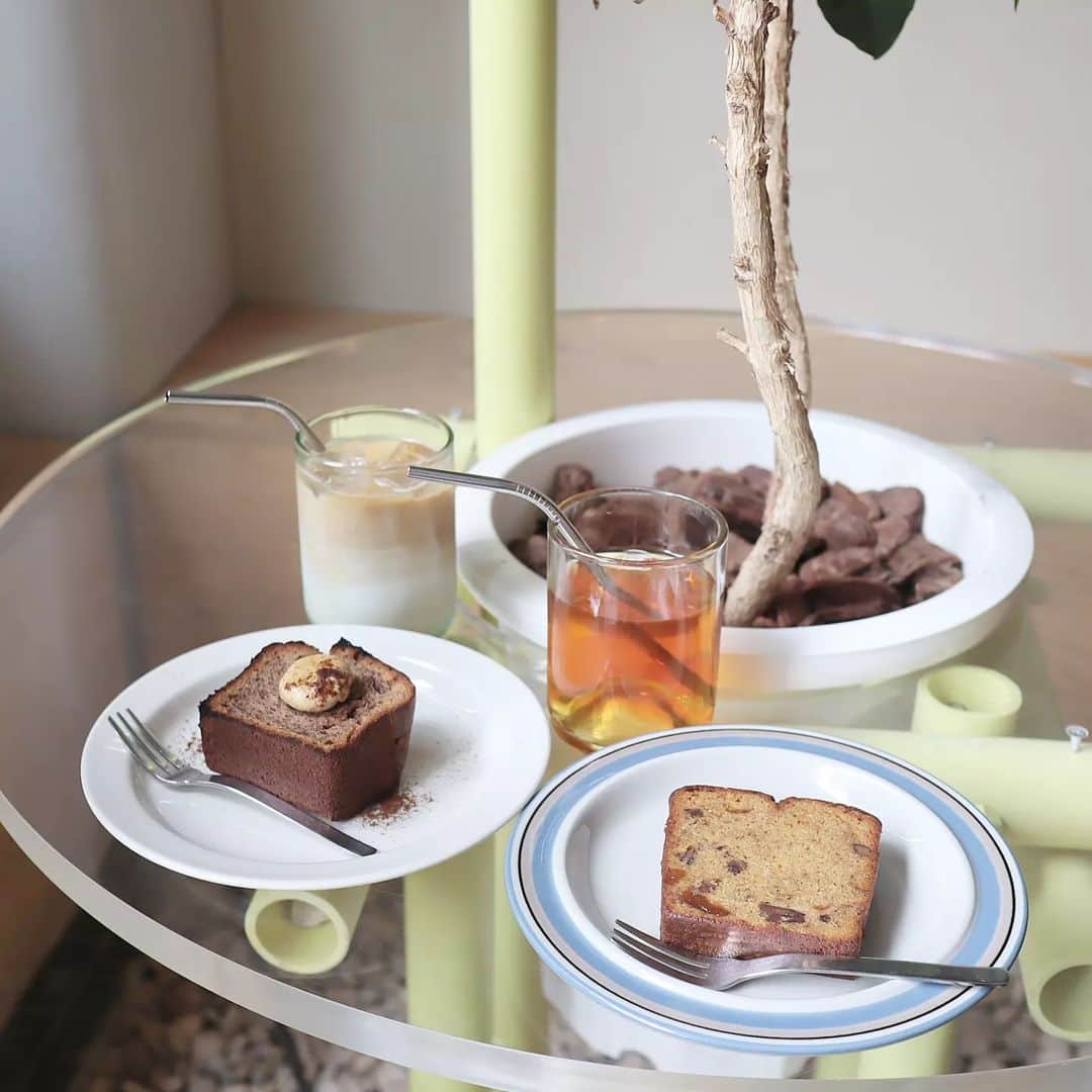 Eri Satoのインスタグラム：「【ABOUT LIFE COFFEE BREWERS 渋谷一丁目】 · こないだ @haruru0724 ちゃんと寄ったカフェ☕ @aboutlifecoffeebrewers 映りを無視してドリンク頼みがち 好きなの飲みたいもん😂 · 【ABOUT LIFE COFFEE BREWERS 渋谷一丁目】  · 東京都渋谷区渋谷1-17-1  all day place shibuya 1F · ⏲8:00～18:00 日曜営業 · · #渋谷カフェ#渋谷#パウンドケーキ#さとえりCAFE」